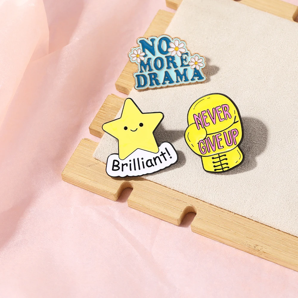 تصميم مضحك لا تتخلى أبدًا دبابيس قفاز الملاكمة الرائعة بحروف النجمة الرائعة لا مزيد من دبابيس المينا للدراما