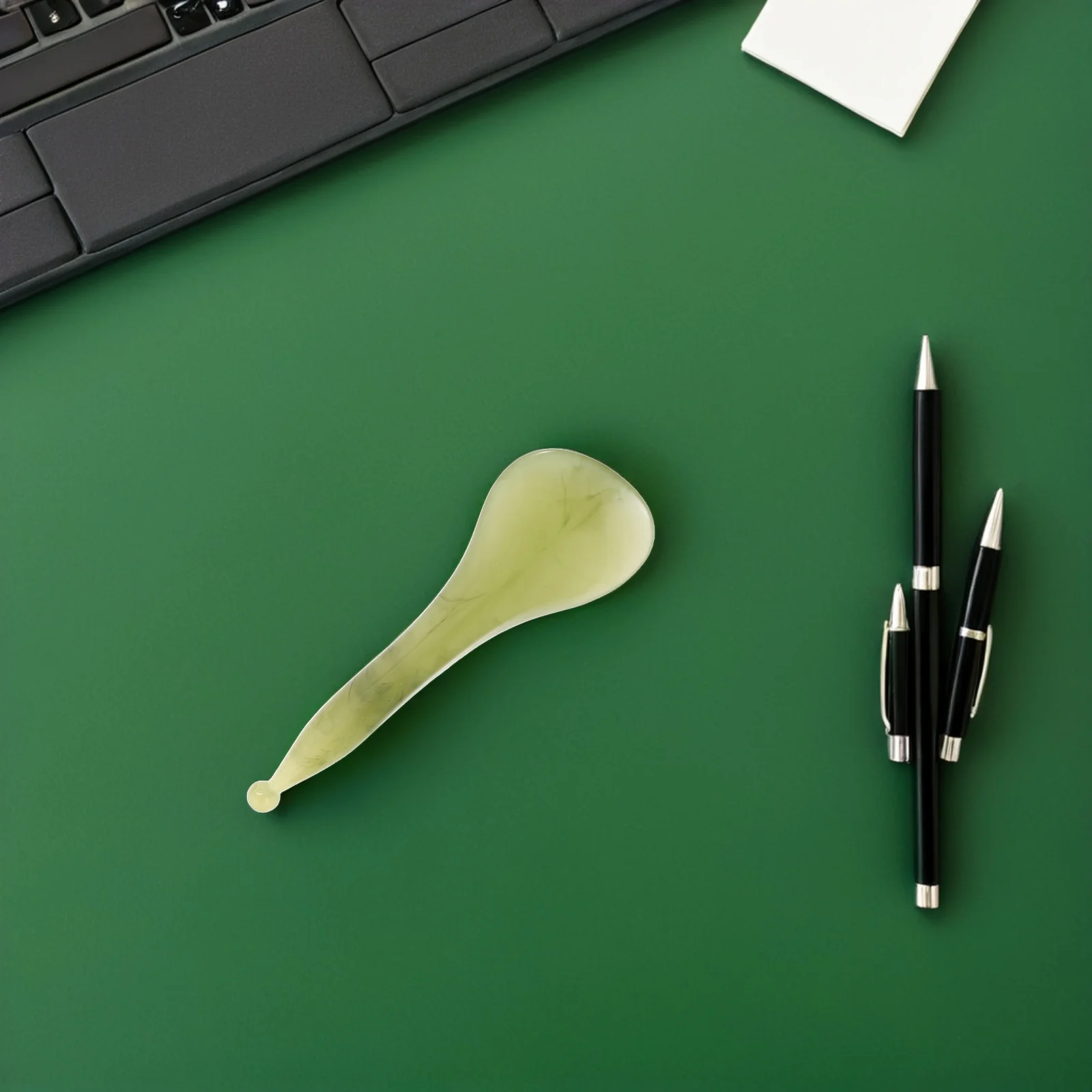 แผ่นกัวซาหน้า 4 ชิ้น ทำจากเรซิ่น สำหรับนวดหน้า ดูแลผิว คอ สปา เครื่องมือกดจุด สำหรับกระตุ้นเส้นเมอริเดียน