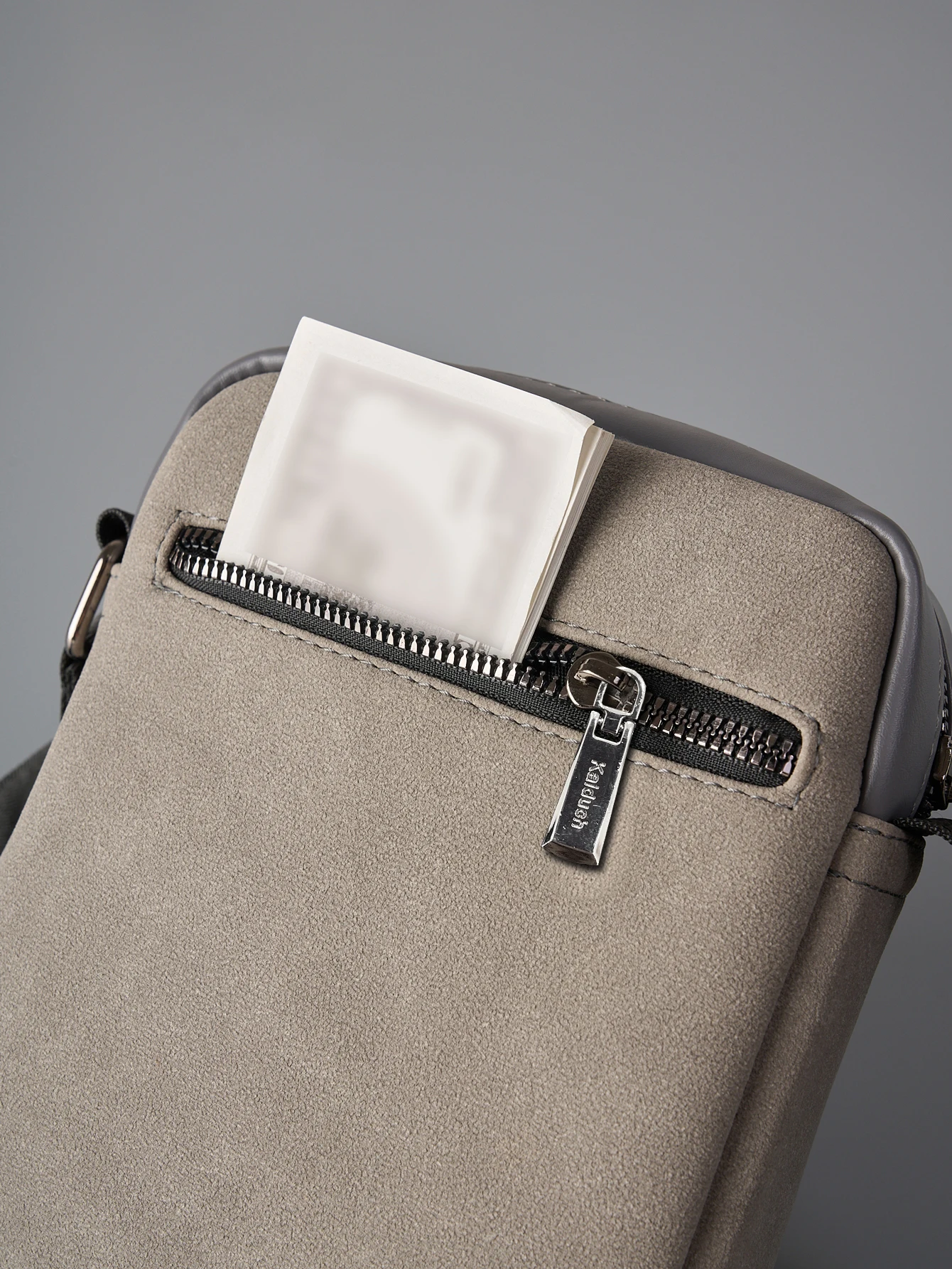 Leichte Umhängetasche aus PU-Leder für Herren, lässige Schultertasche mit mehreren Reißverschlusstaschen, wasserabweisende Brusttasche – Detail 5