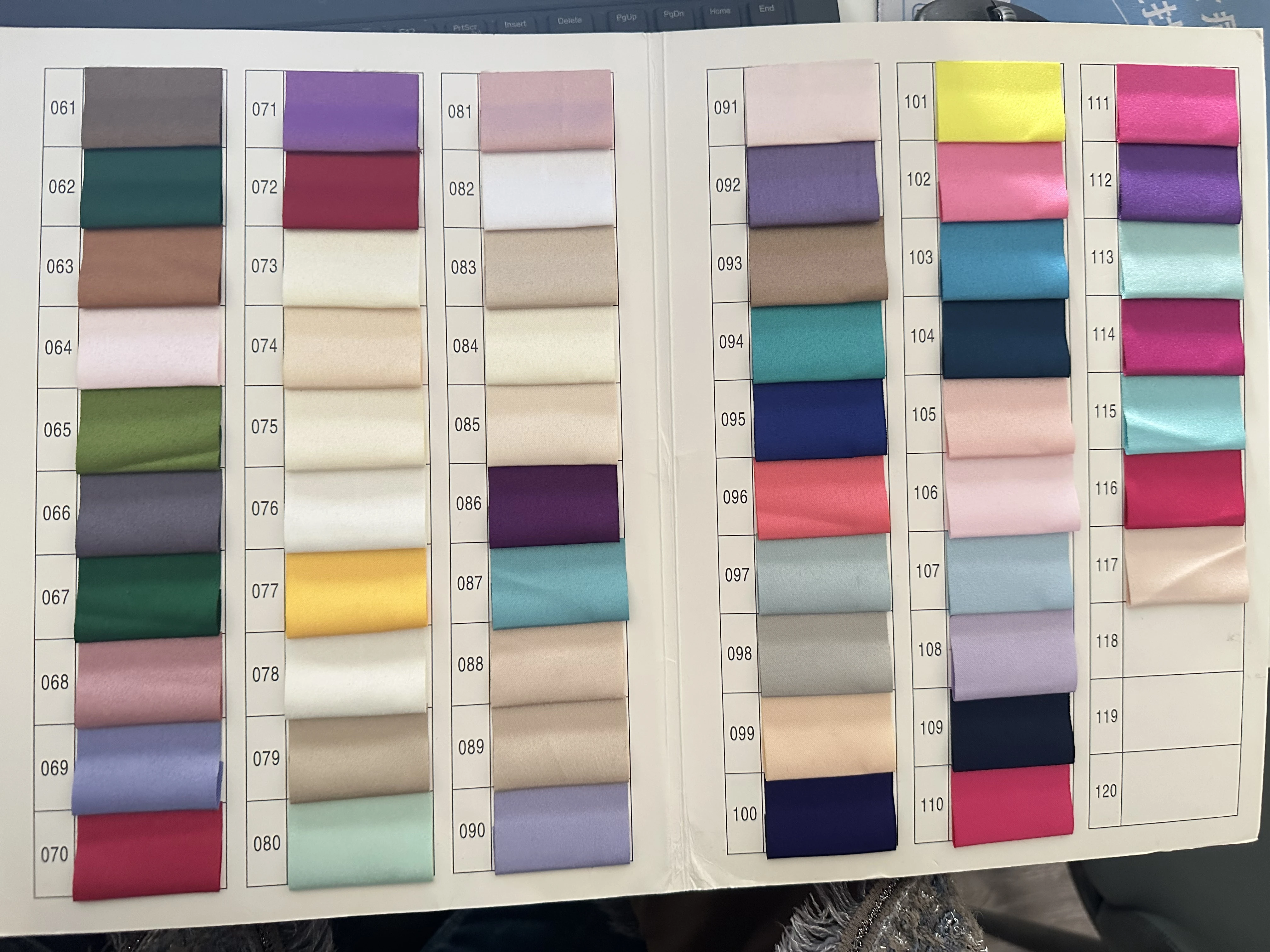 

Это плата за ткань Pink Velvet или платье по индивидуальному заказу.