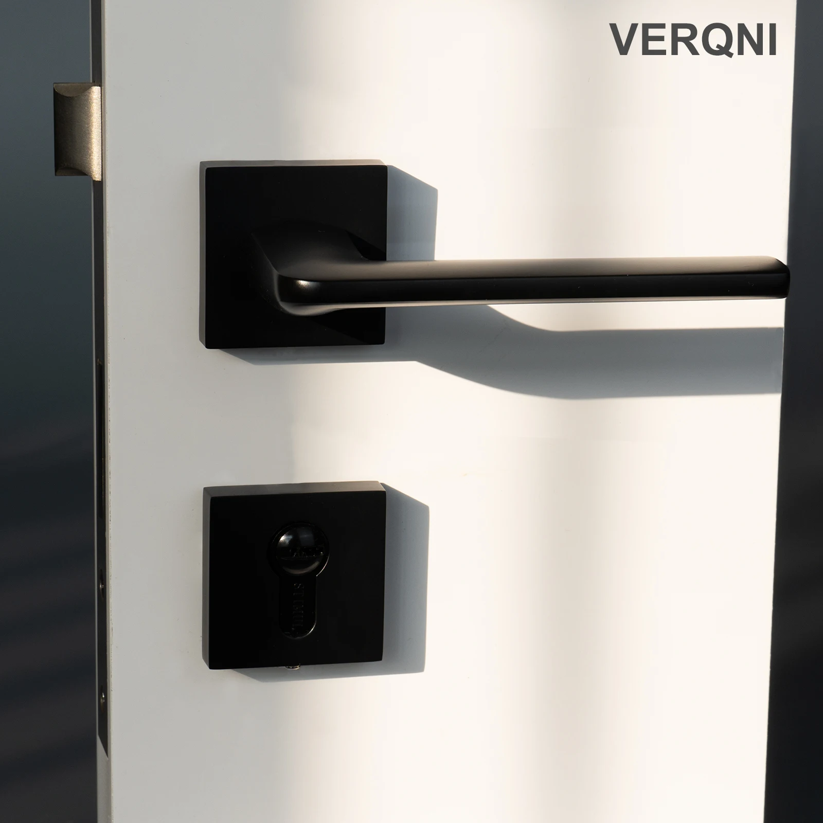 

VERQNI HPF351 Minimalist PVD Gold Mute Modern zinc alloy Door Handle set keyed latch lever Magnetic lock body