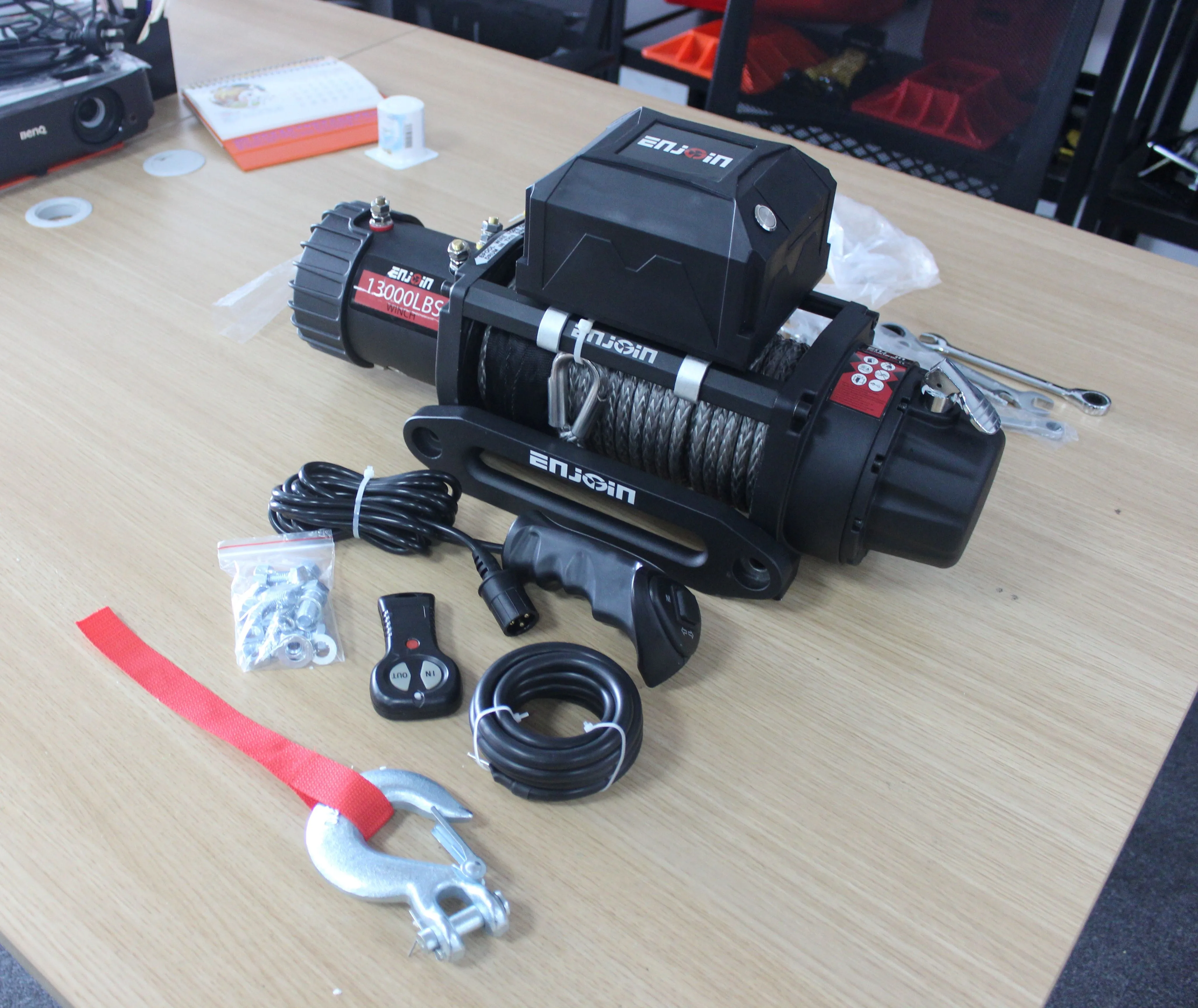 12,000 pound electric winch for 4x4 SUVs 13,500 pound car recovery winch 12 volt ATV/UTV