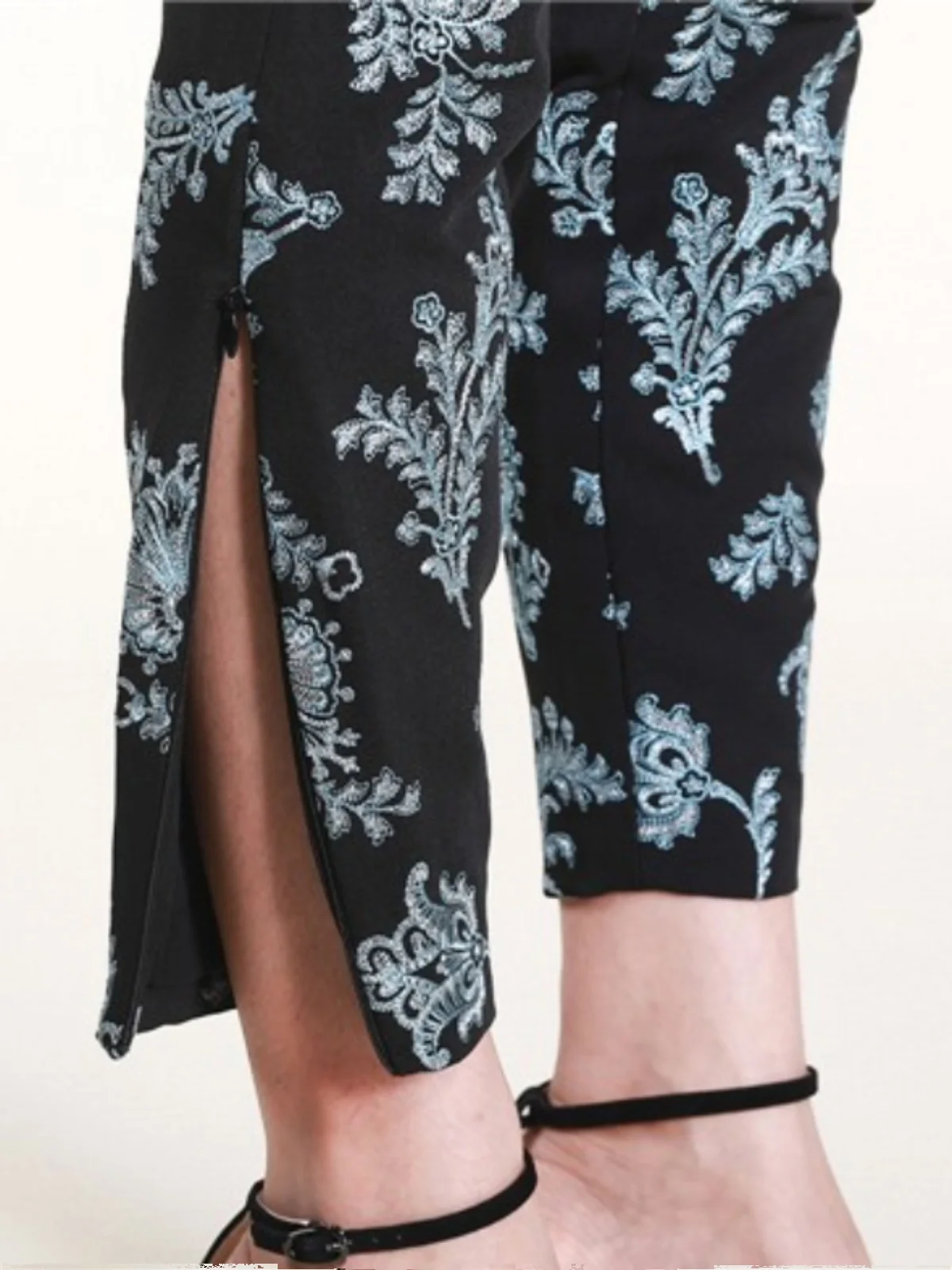 

Джинсовые брюки с вышивкой, устойчивые к деформации, комфортная посадка, средняя эластичность