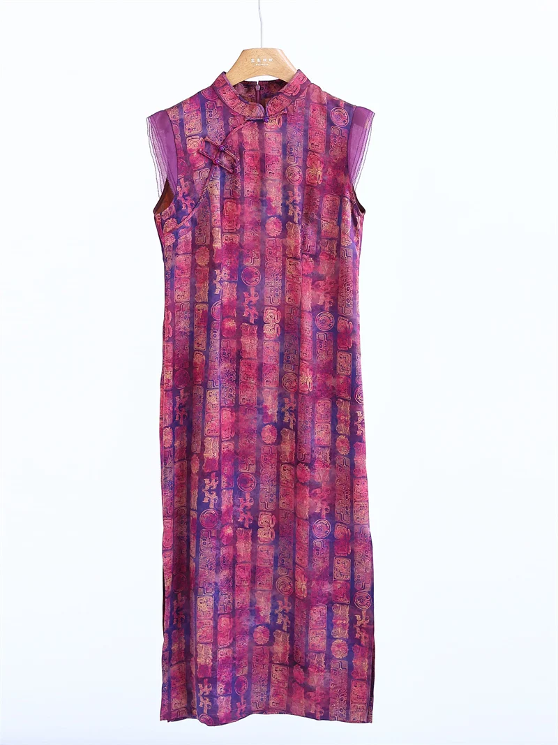 

Шелковое платье с вышивкой и растительным окрашиванием, с сетчатыми вставками, рукавами-крылышками, приталенное, длинное, в новом китайском стиле S60397