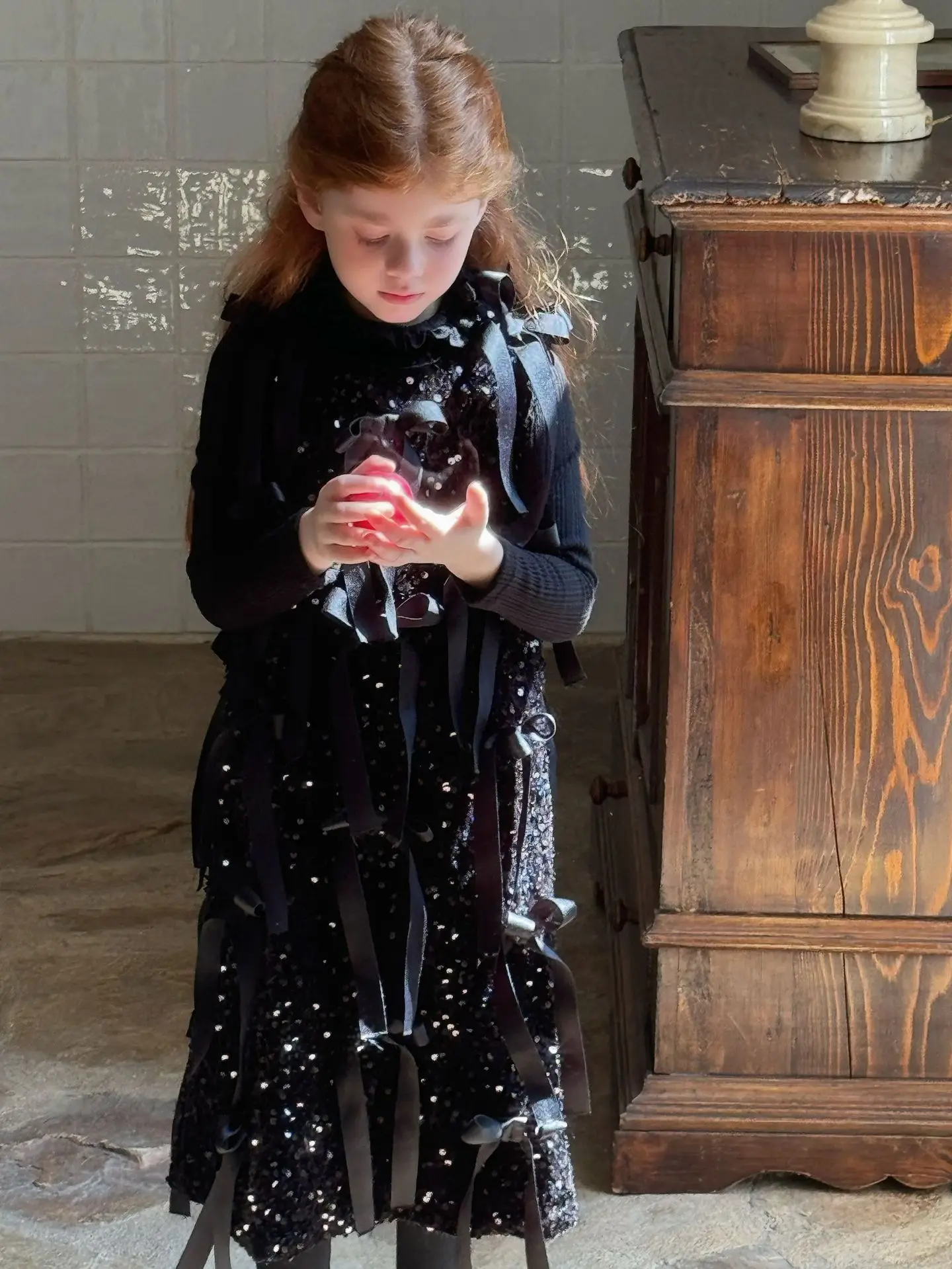 فستان بناتي بمزاجية لخريف وشتاء 2025 فستان بناتي على الطراز الكوري الجديد مزين بالخرز والترتر المخملي للأطفال