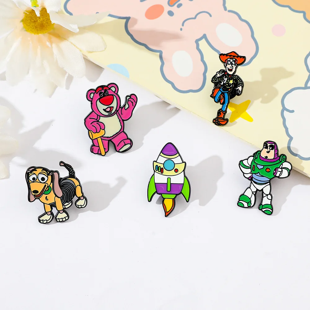 ديزني توي ستوري لوسو سلينكي الطنانة دبوس معدني مجموعة سبيكة بروش الكرتون هدية لمحبي الرسوم المتحركة جامعي الأزياء والمجوهرات