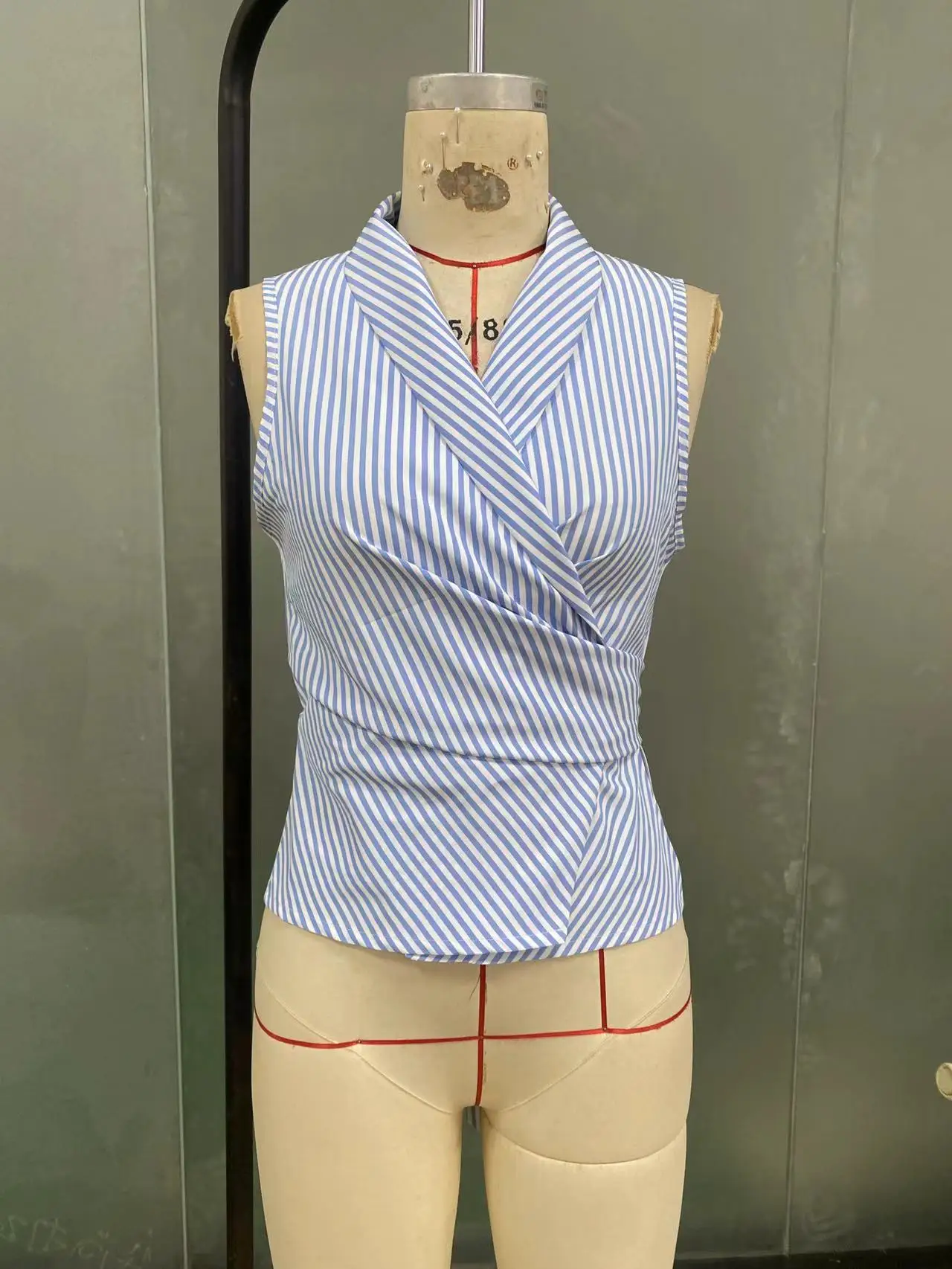 Senhoras sem mangas camisa listrada moda cintura cinched viajando lapela verão cintura com decote em v colete arco camisa elegante