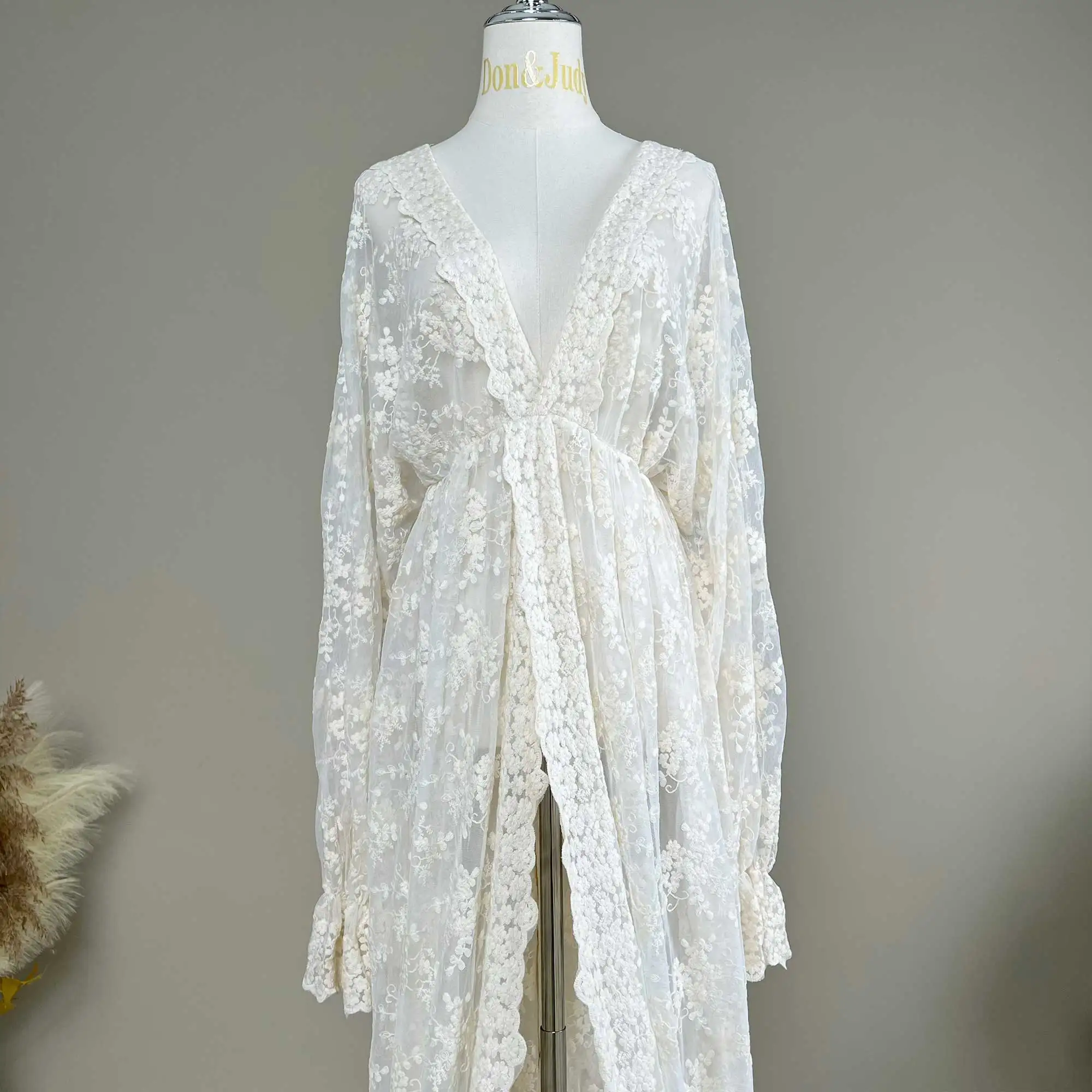 

Don&Judy White Lace Bridal Robe with Deep V-Neck and Detachable Train Maternity or Non-Maternity Photography Wedding Party