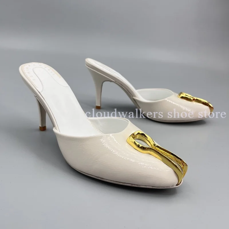 Pantoufles en cuir verni noir et blanc à bout rond, décor en métal de forme spéciale, pantoufles élégantes à enfiler pour fête d'été pour femmes