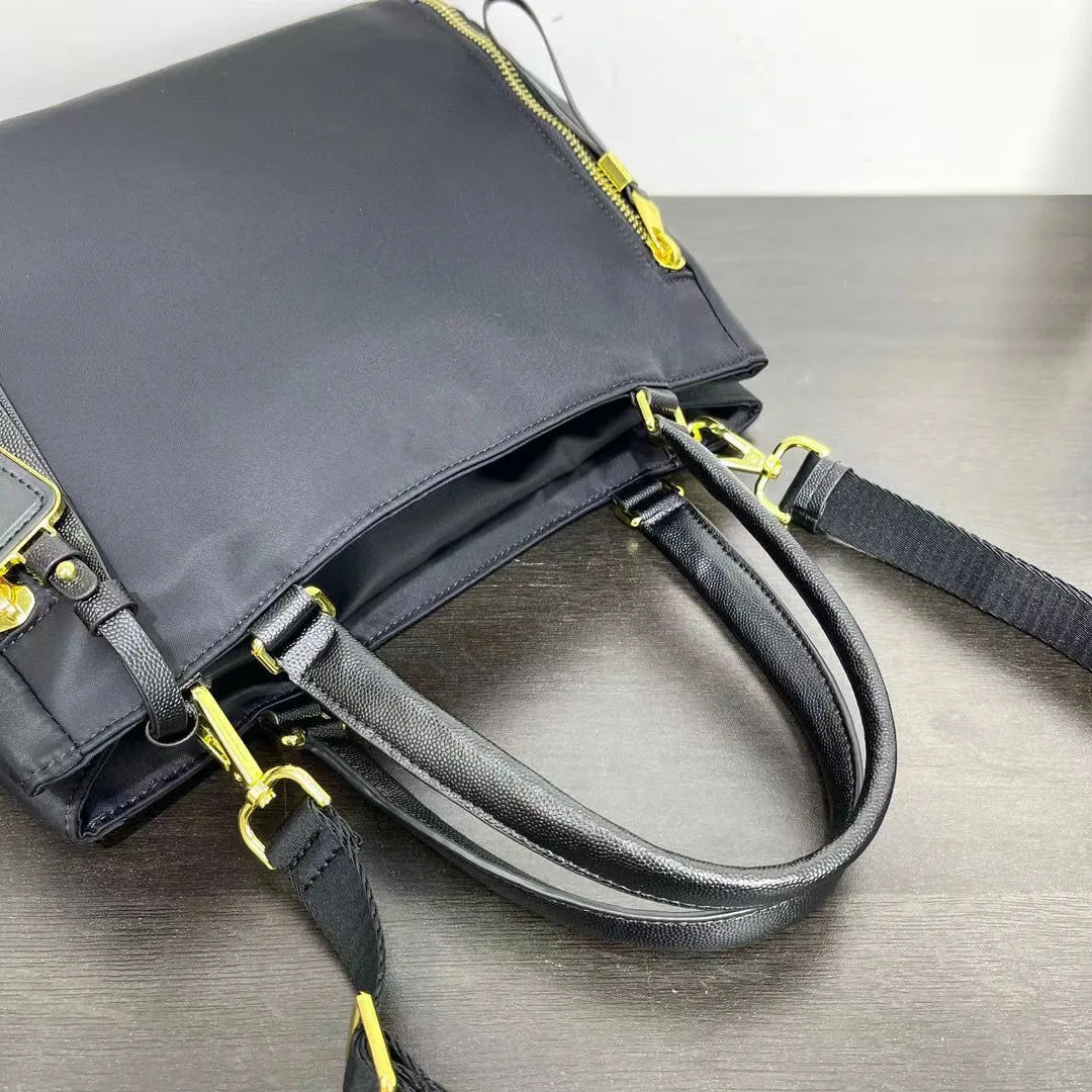 

Women's Shoulder Bag Voyageur Series 196605 Casual Tote Fashion Handbag