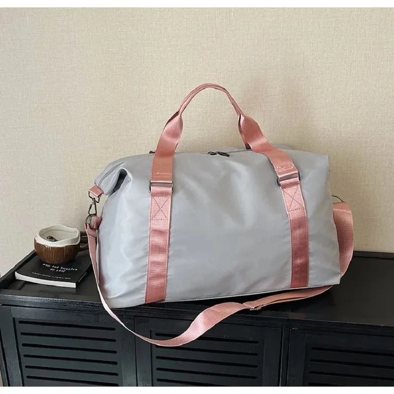 2025 حقيبة يد للياقة البدنية واليوجا ذات سعة كبيرة وسعة كبيرة وفصل جاف ورطب ومقاومة للاهتراء حقيبة سفر مقاومة للماء