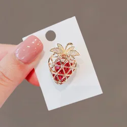 2023 Fashion New Style Temperament Brooch Sweet Strawberry Crystal Cute Girl Anti Shining Brooch Suit Accessories Gift Sales