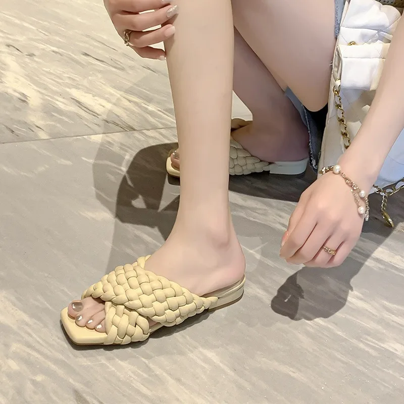 New Weaving Fashionable Summer Flat Slippers European American Sweet Women Sponge Cream Puff Giant Soft Beach Low Heel Sandals