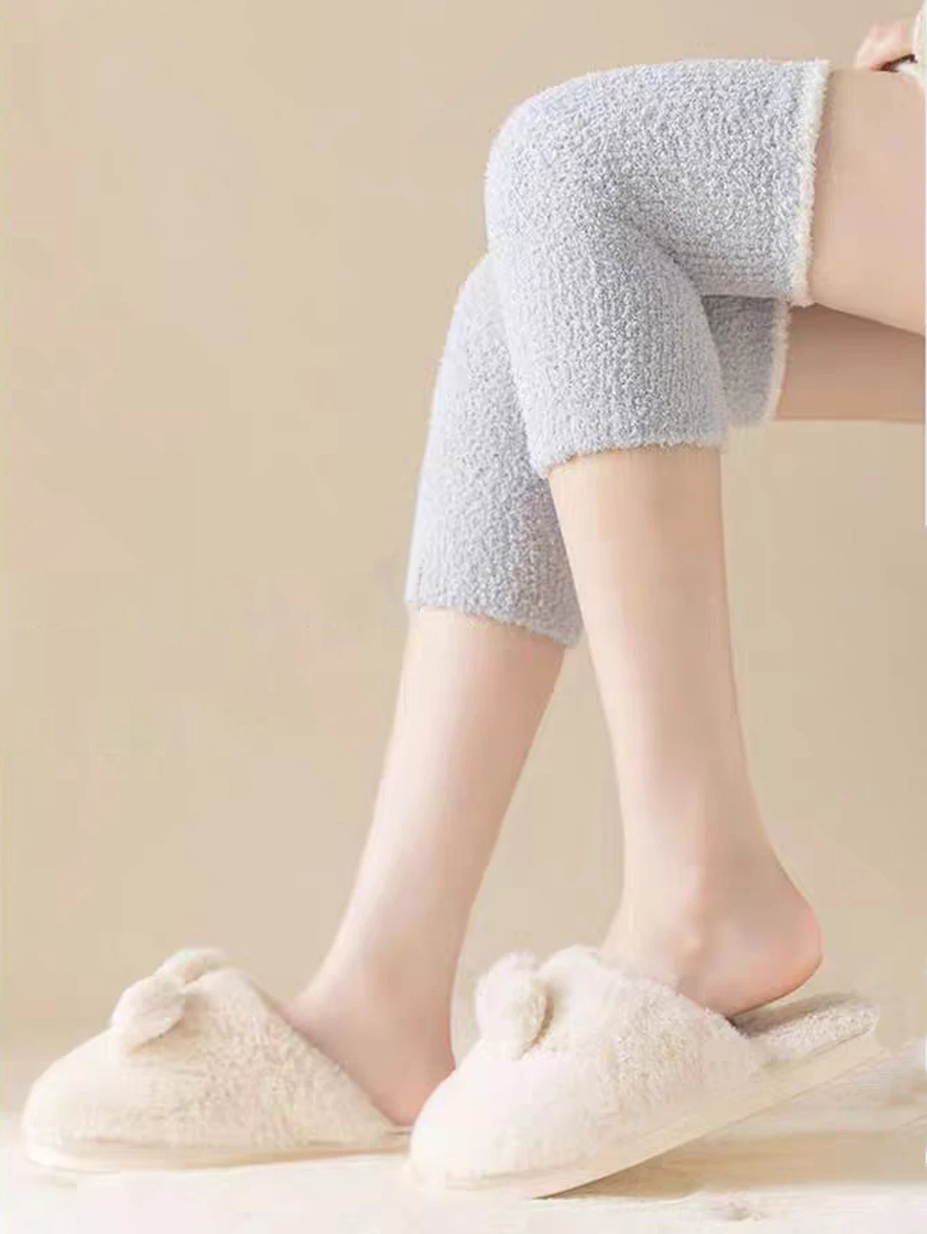 Um par de capa de perna quente de inverno de veludo coral feminino com proteção grossa de joelho capa de perna de joelho