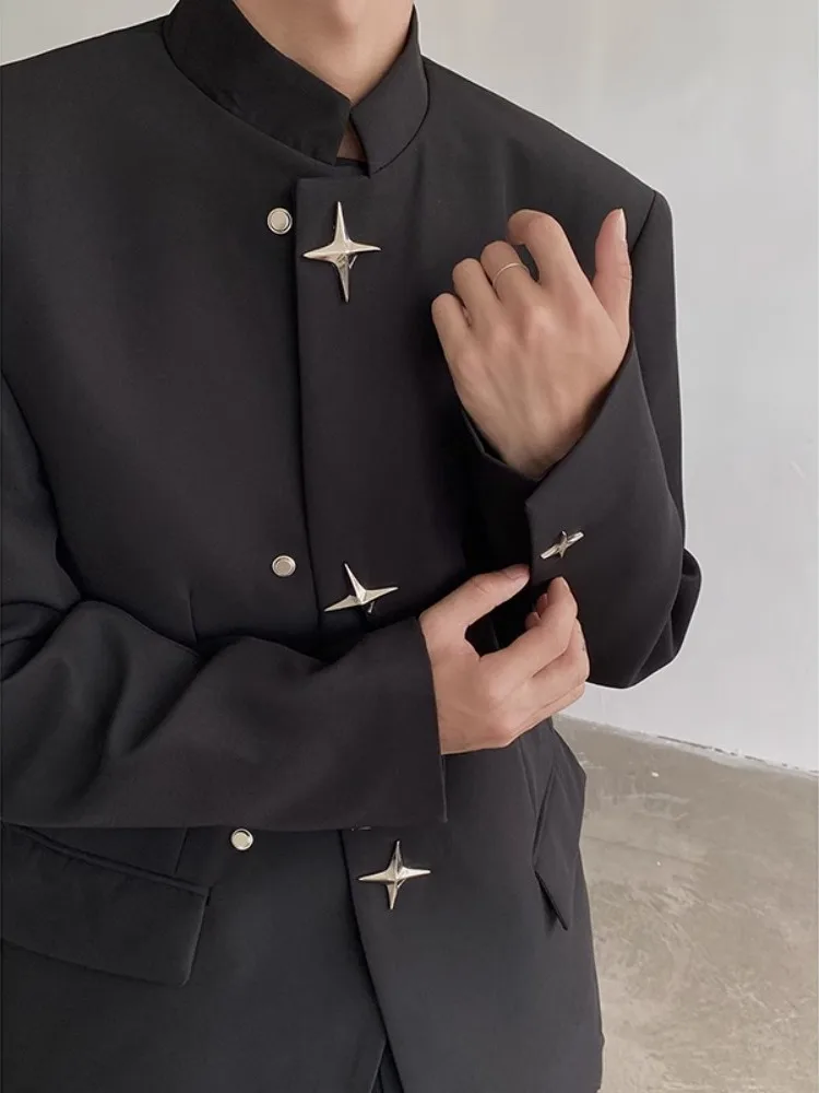 

Новый мужской костюм в китайском стиле: куртка с металлическими наплечниками, воротник-стойка, осенний повседневный стиль, длинный рукав, полиэстер