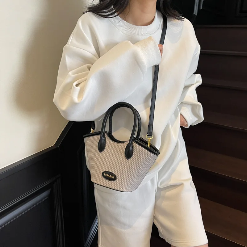 

New in 2025: Women's Niche Contrasting Color Messenger Bucket Bag Portable, Temperament Sense, Fashionable & Versatile Small Bag