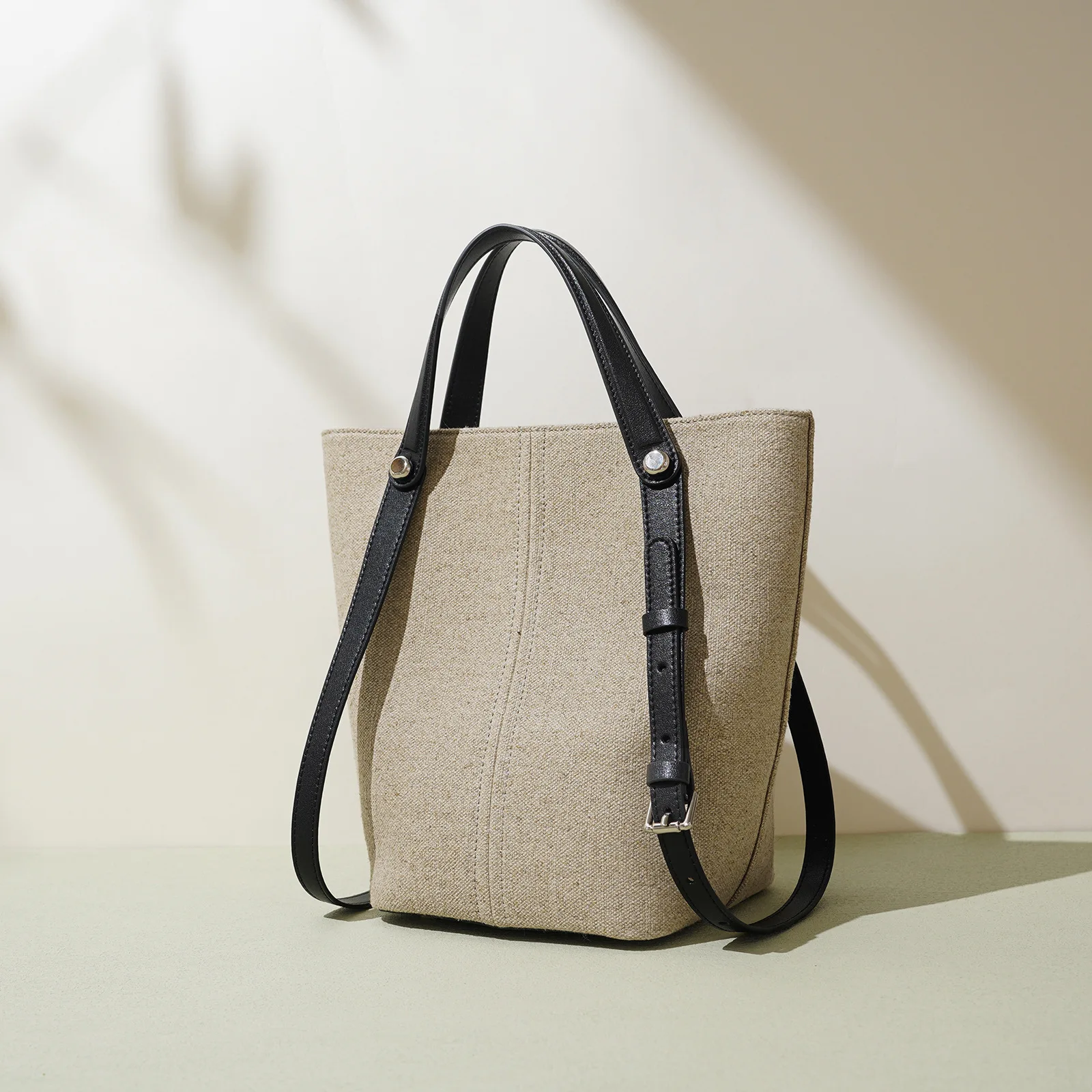 

Luxury Vintage Square Handbag For Ladies As A Crossbody And Messenger Bag With Large Interior Perfect For Use As A Diaper Bag