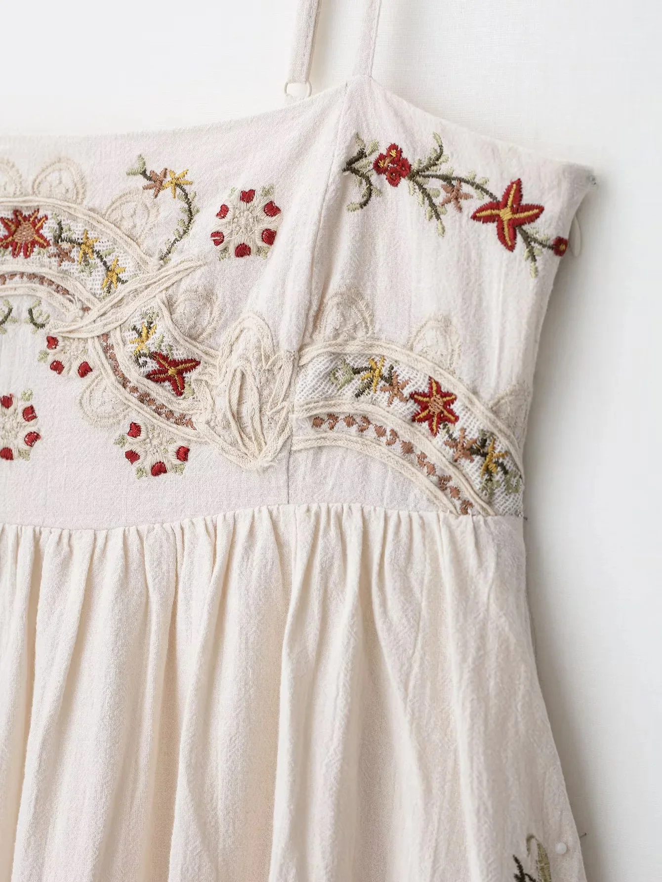 فساتين KONDALA 2025 للربيع والصيف ملابس الشارع النسائية فساتين كامي عصرية على طراز الشاطئ بدون حمالات مطرزة بدون أكمام وسحاب للسيدات #5