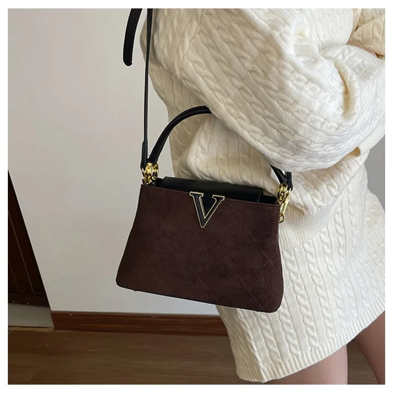 

Модная женская сумка через плечо из кожи с рисунком мака. Модная сумка в стиле Барселона. Известный прочный просторный вид. ​