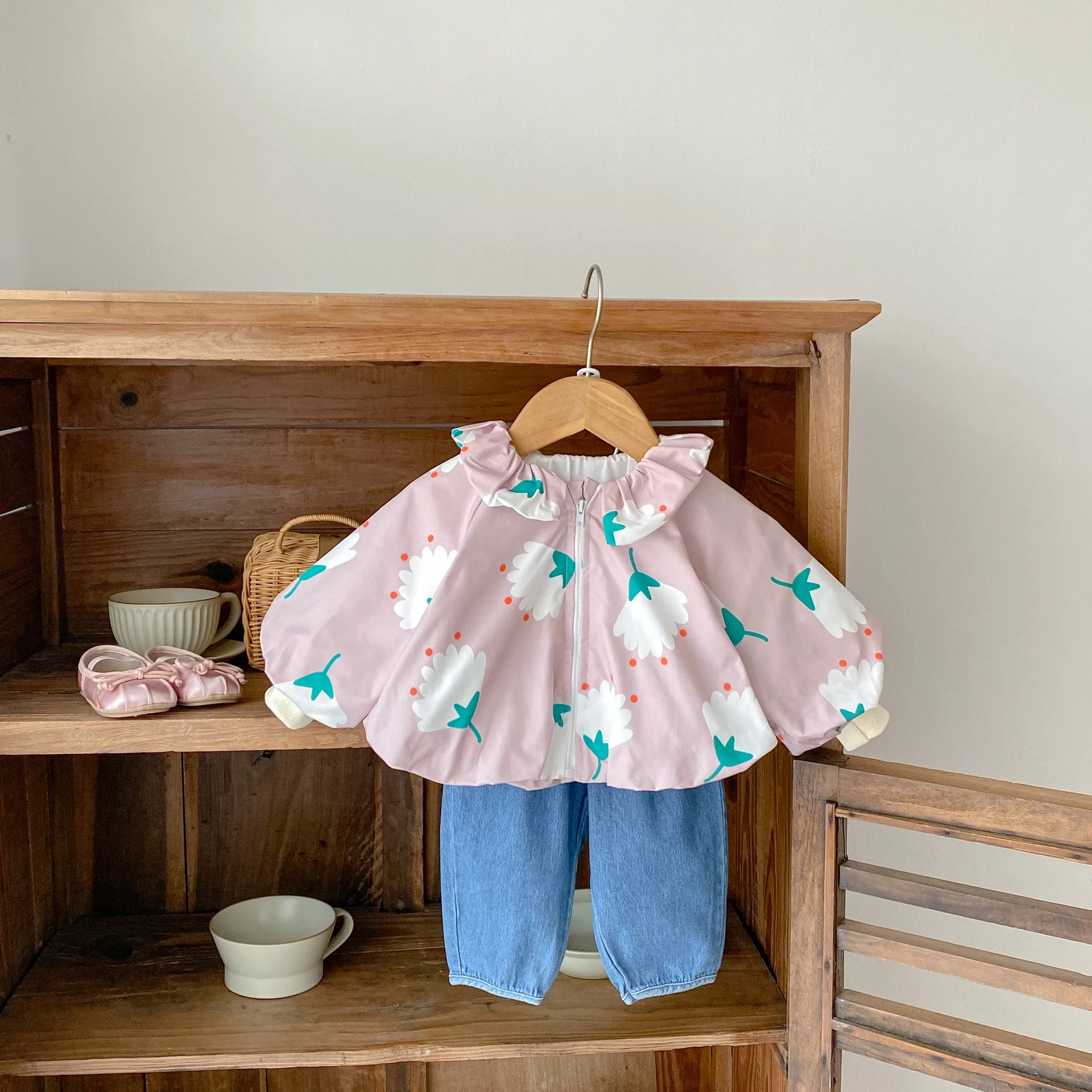 

Весеннее универсальное маленькое и свежее пальто с цветочным принтом для маленьких девочек, ветрозащитное и модное стильное персонализированное маленькое и свежее пальто