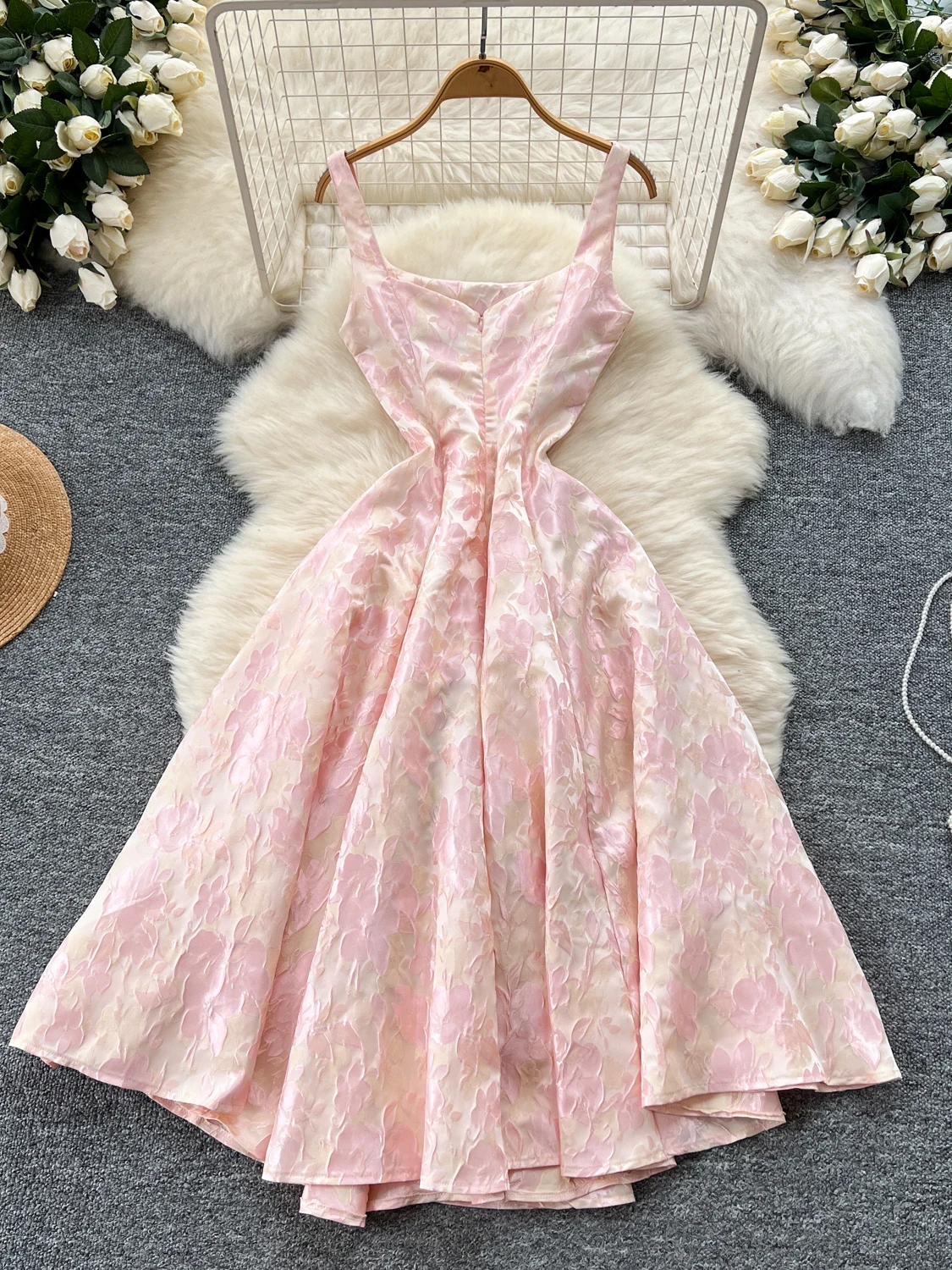 فستان ماكسي نسائي صيفي موديل 2025 من قماش الجاكار بتصميم كلاسيكي من قماش الجاكار بقصة ضيقة وخصر منتفخ ومزاجية