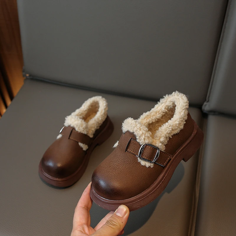 2025 شتاء جديد الأطفال أحذية من الجلد للفتيات موضة الكورية نمط لينة وحيد المضادة للانزلاق الدفء شيك أفخم الأحذية