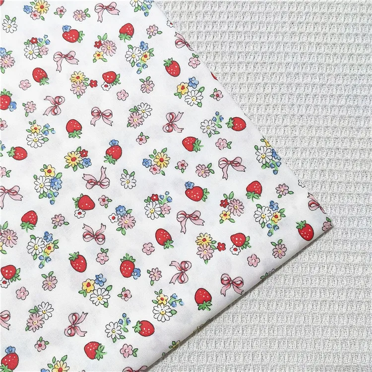 160x50cm Cute and Fresh Strawberry Printed Twill Cotton Fabric for Clothing Dresses Bedding Pet Clothes Handmade DIY Materials