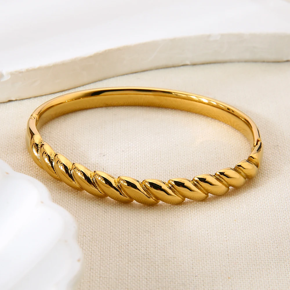

Minimalist Twist Clasp Bracelet High-End 18K Gold Plated Stainless Steel Fashion Waterproof Hand Jewelry Accessories for Women