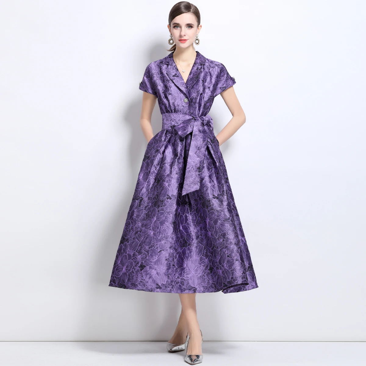 Abito da sera maxi dr ricamato Ele a vita alta con silhouette a trapezio V-Ne Svel tessuto in poliestere di lunghezza midi