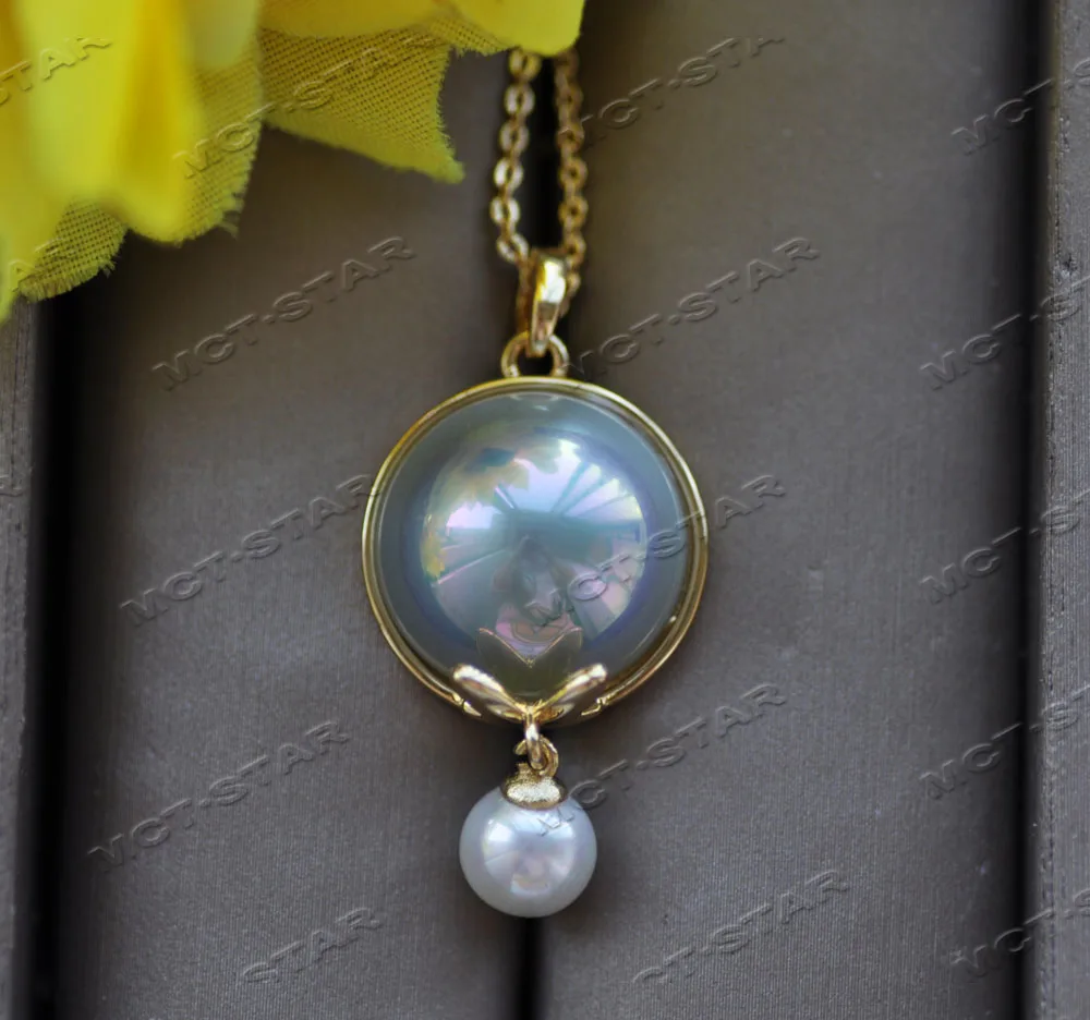 

Z12430 18mm Hemispheric White Peacock-Gray Shell Mabe pearl Pendant