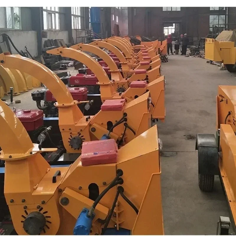 China Forestry Mobile Diesel Engine Wood Chip Crusher Machine Coconut Husk Grinding Machine Price