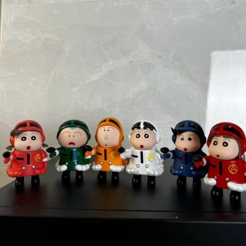 Crayón de astronauta de Anime de estilo aleatorio, figura de acción de postura de pie Shin-chan, modelo de juguete de PVC, decoración de escritorio, regalos coleccionables, 1 Uds.