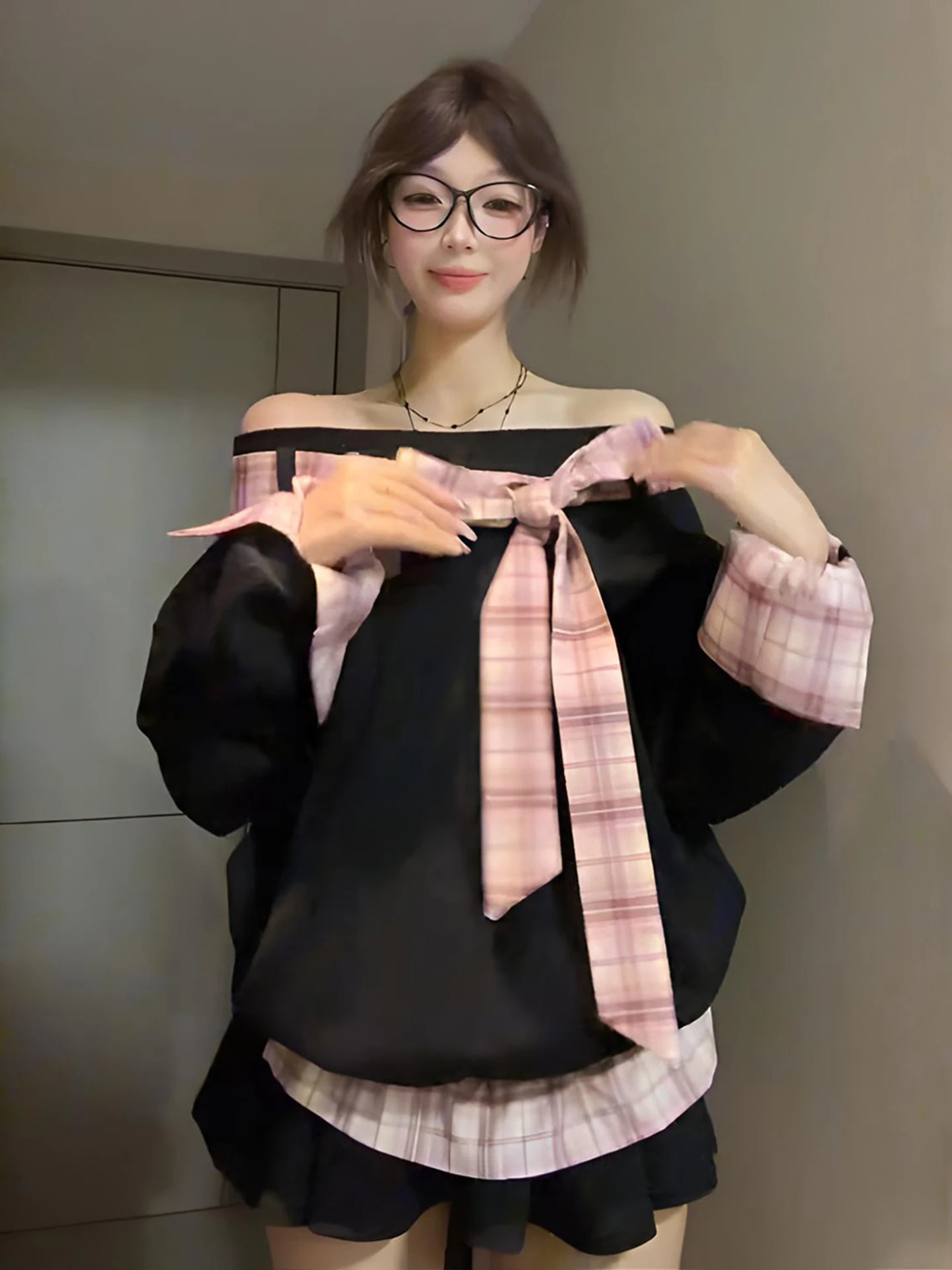 เสื้อสเวตเชิ้ตแขนยาวลายสก็อตทรงหลวมไหล่เฉียงแบบไม่มีฮู้ด สไตล์สาวหวานเท่ ไซส์ใหญ่ ลดอายุ สีดำ เหมาะสำหรับฤดูใบไม้ผลิและฤดูใบไม้ร่วง