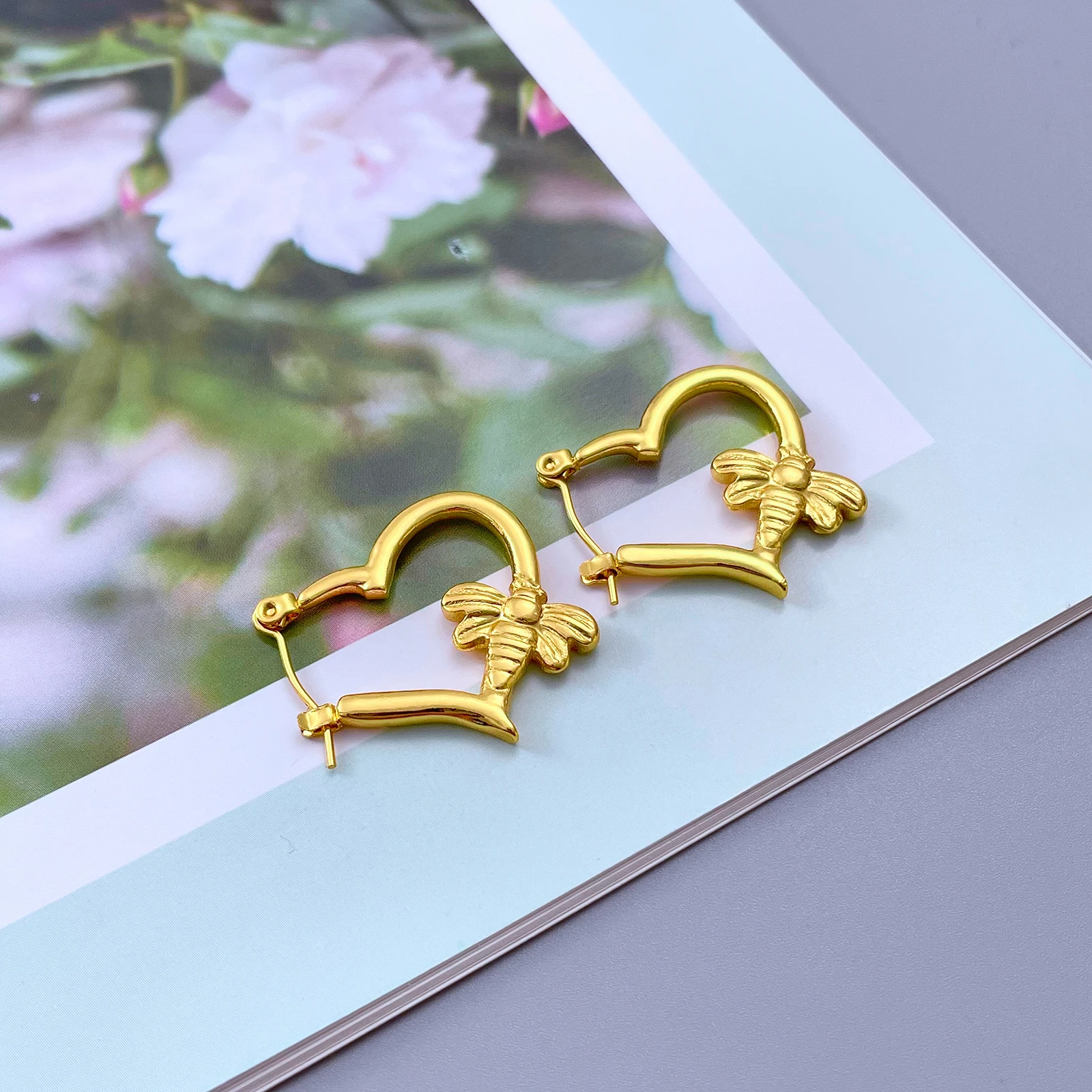 Vintage Gold Heart Earrings for Women Beloved Earring Set with Hammered Bee Designs Gold Plated Stainless Steel Gift Jewelry