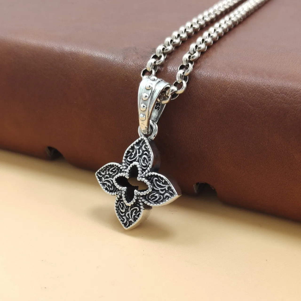 

Sterling Silver 925 Pendant Lucky Four leaf Grass Flower Pendant Retro China-Chic Small Female and Male Design Luxury