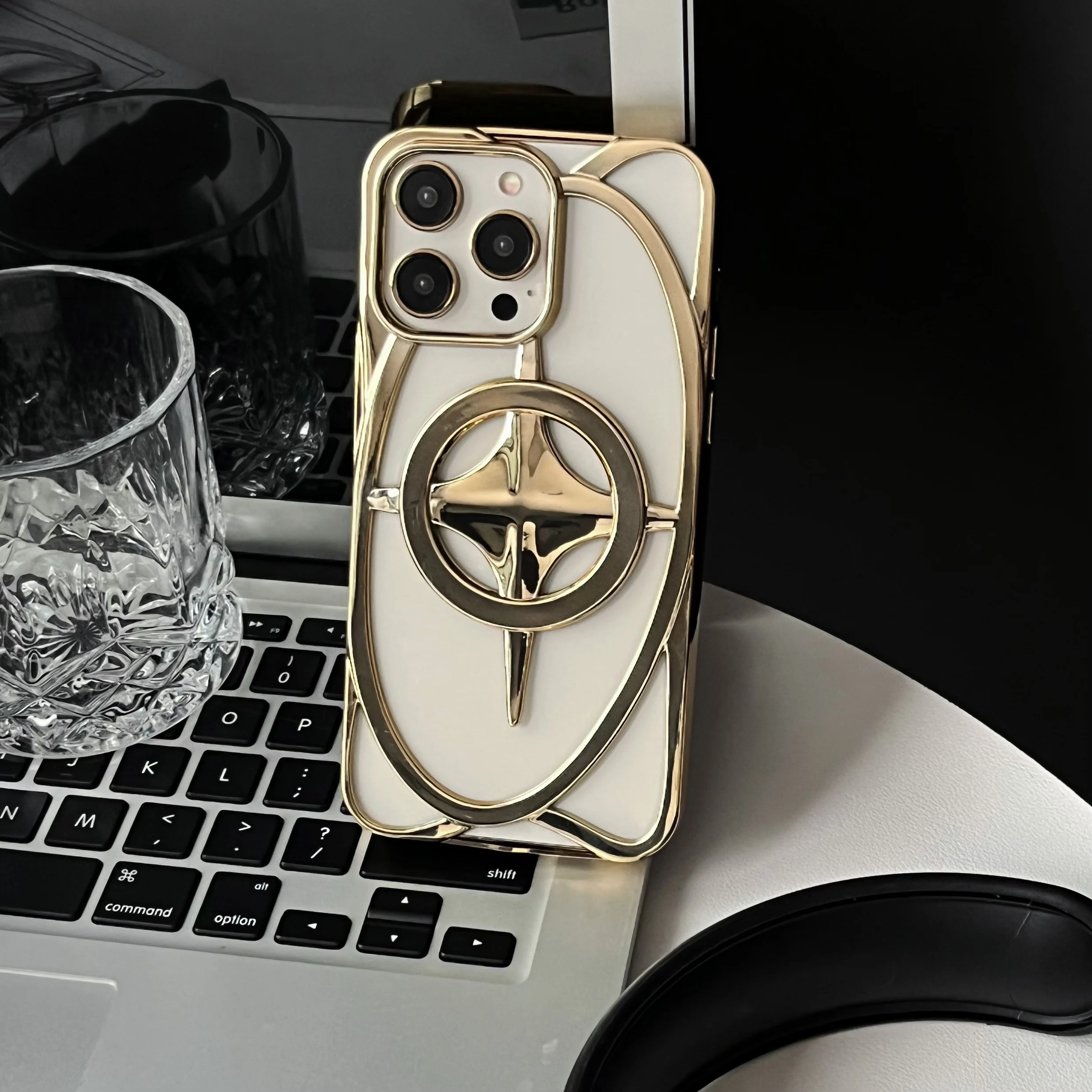 Funda de disipación de calor hueca magnética chapada a la moda para iPhone 12 13 14 15 16 Pro Max Plus cubierta de carga inalámbrica a prueba de golpes