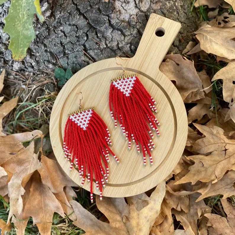 

Серьги из рисовых бусин, красные богемные геометрические кисточки, модные простые женские серьги из сплава ручного плетения, расшитые бисером