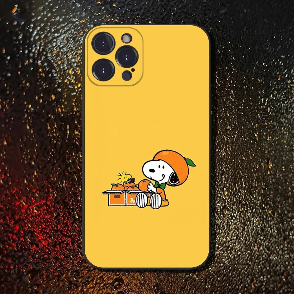 Casing Ponsel Kartun S-snoopys untuk iPhone 16,15,14,13,12,11 Plus,Pro Max,XS,X,XR,SE,Mini,8,7, Sampul Hitam Silikon Lembut