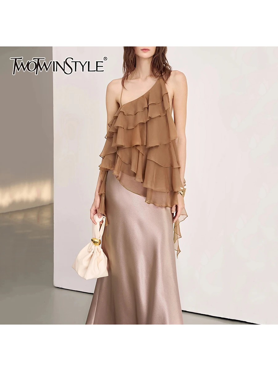 

Блузка TWOTWINSTYLE однотонная свободного кроя с оборками и асимметричным подолом, без рукавов, с диагональным воротником, с лоскутными вставками и лентами, женская