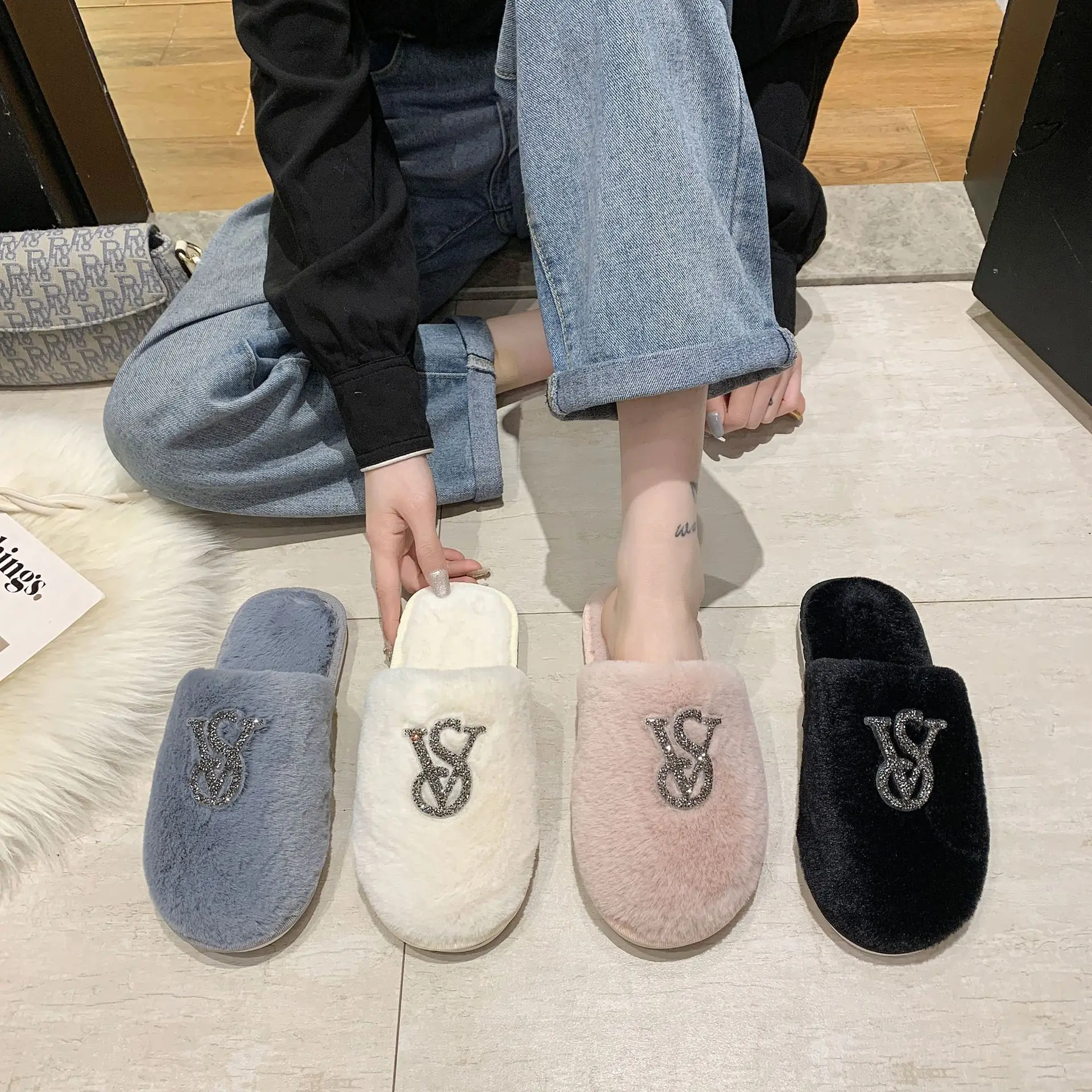 Harige Katoenen Slippers Vrouwen Herfst Winter Nieuw Warm Schoeisel Huis Heldere Diamanten Slippers Mode Bovenkleding Dames Lichte Schoenen