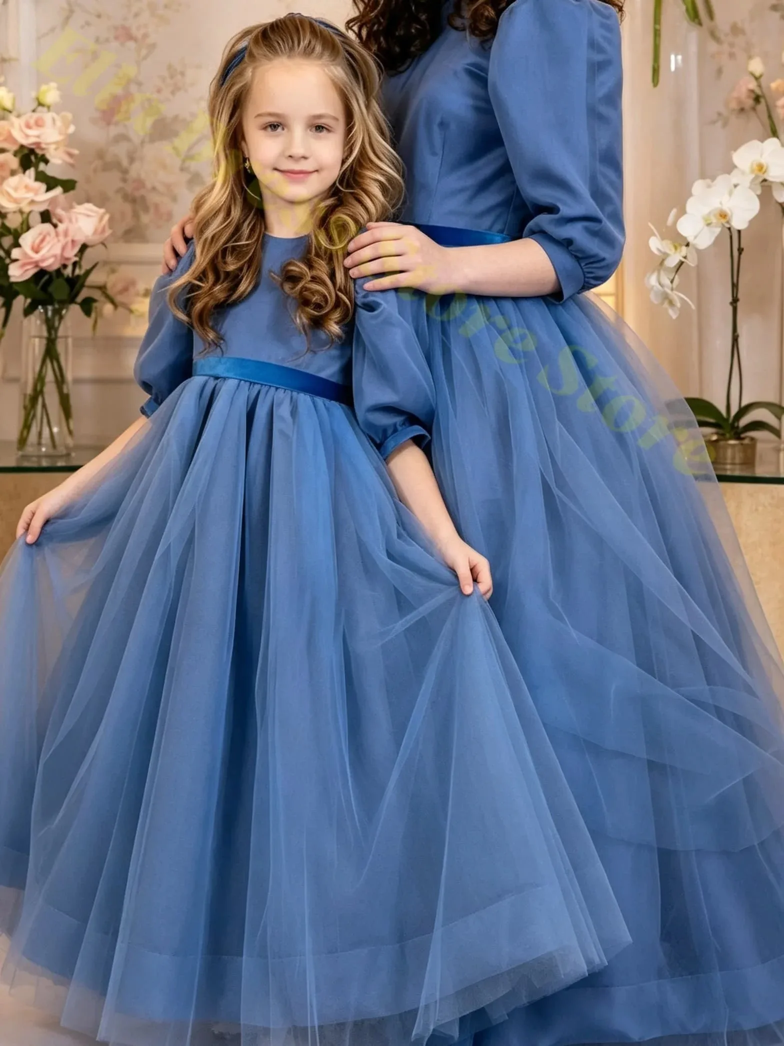 Hochwertiges blaues Tüll-Blumenmädchenkleid im Großhandel, flauschig mit plissiertem Design für Hochzeit, Geburtstagsfeier, Abendballkleid, individuell anpassbar. – Detail 1