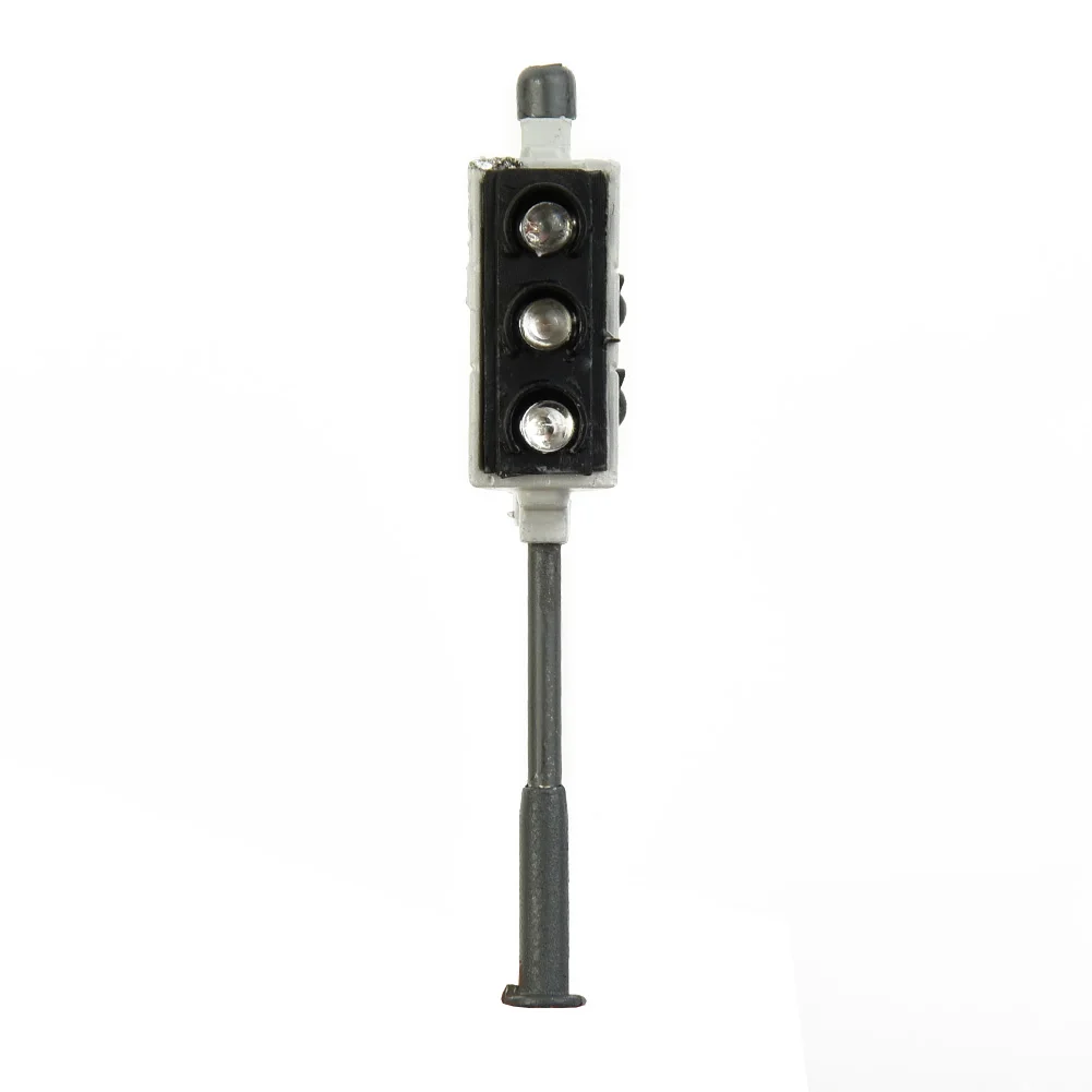 Miniature 1:72 Scale Traffic Light Kit with 3 Pedestrian Signals for 00 Gauge H0 Model Railway and Building Display Setups