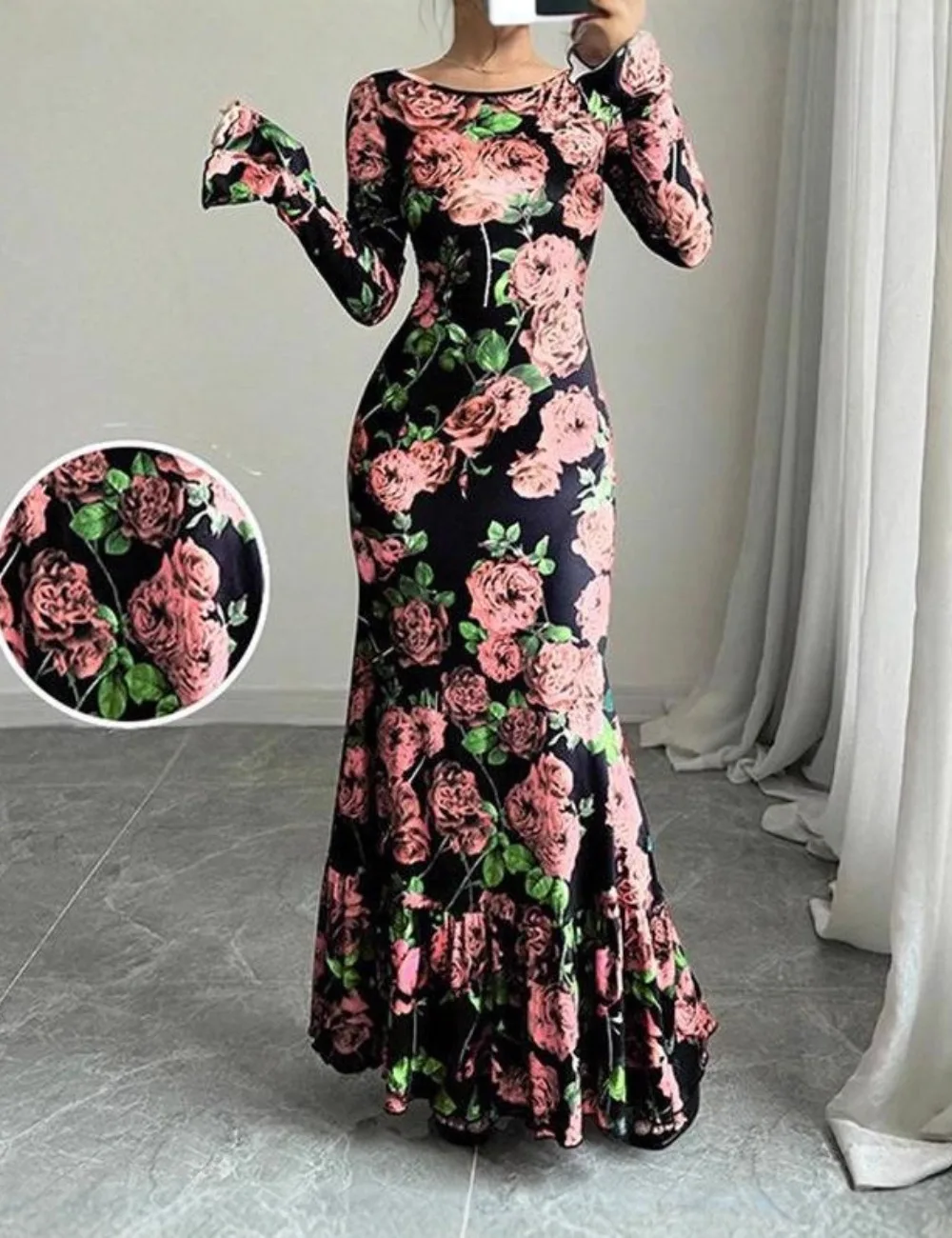 Elegantes, tailliertes langes Kleid mit rosafarbenem Blumendruck, leicht ausgestellten Ärmeln und einem Bleistiftrock