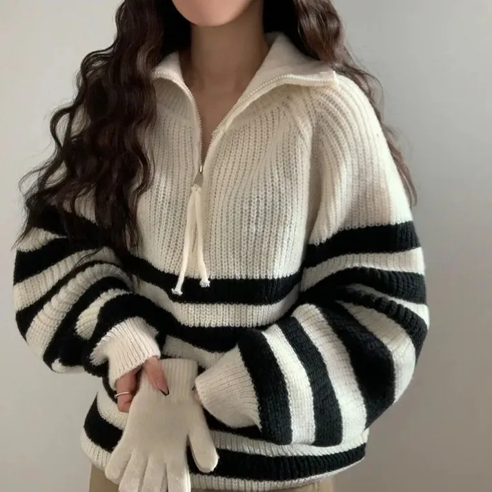 เสื้อสเวตเตอร์ผู้หญิงสไตล์ลำลองสำหรับฤดูใบไม้ร่วงและฤดูหนาว ทรงหลวม คอปกใหญ่ ลายทาง ผ้าถักอุ่นสบาย เหมาะสำหรับใส่เที่ยวหรือเดินทางไปทำงาน