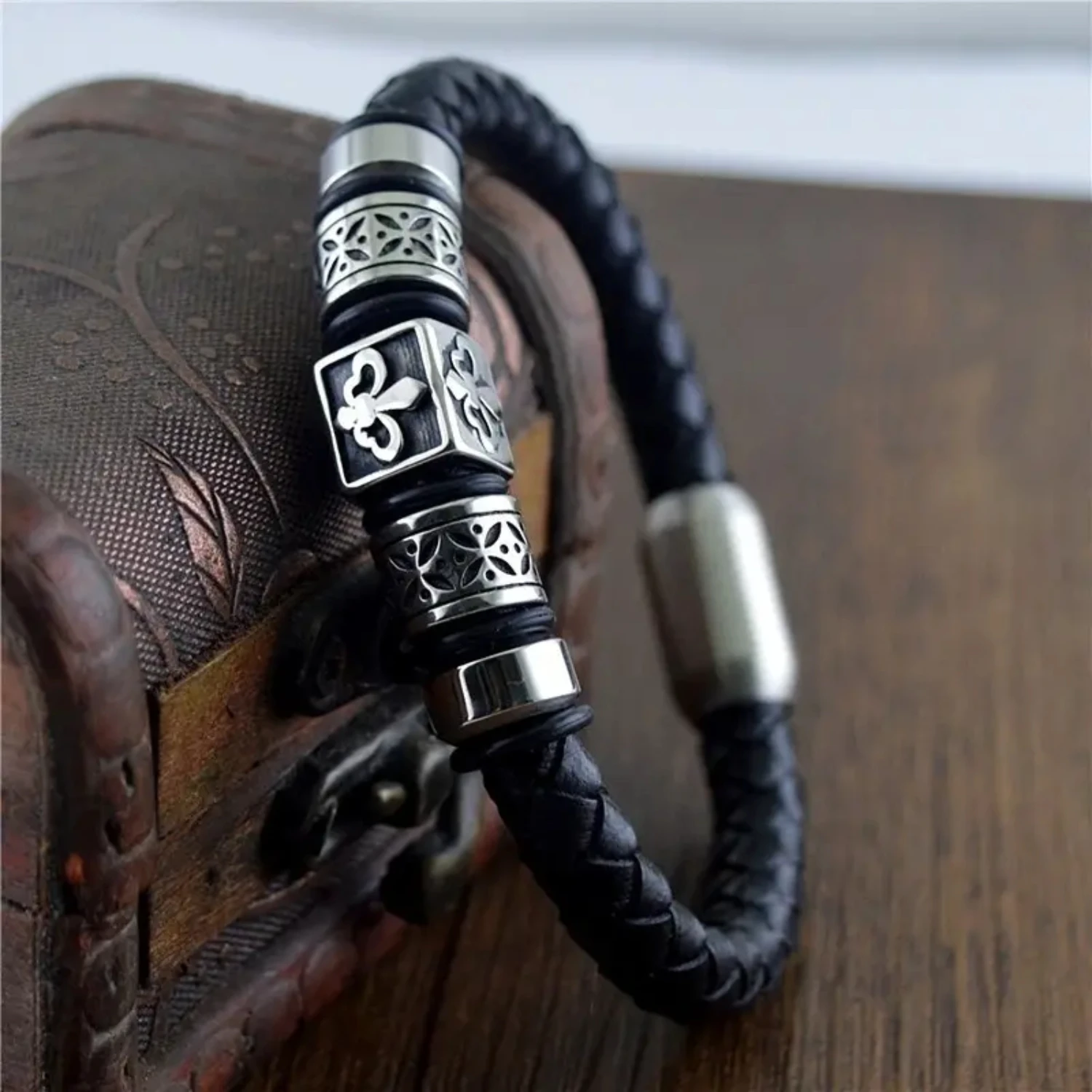 

Stylish Black Leather Braided Wrap Bracelet with Metal Magnetic Clasp for Men, Cuff Bangle, Perfect Birthday Gift, Artificial Je