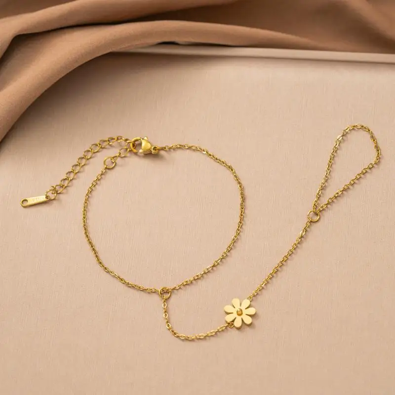Süßes, farbenfrohes, mit Kristallperlen besetztes Blumenarmband aus Edelstahl in Goldfarbe, integrierte Finger- und Handgelenkskette für Damen, Schmuck – Detail 4