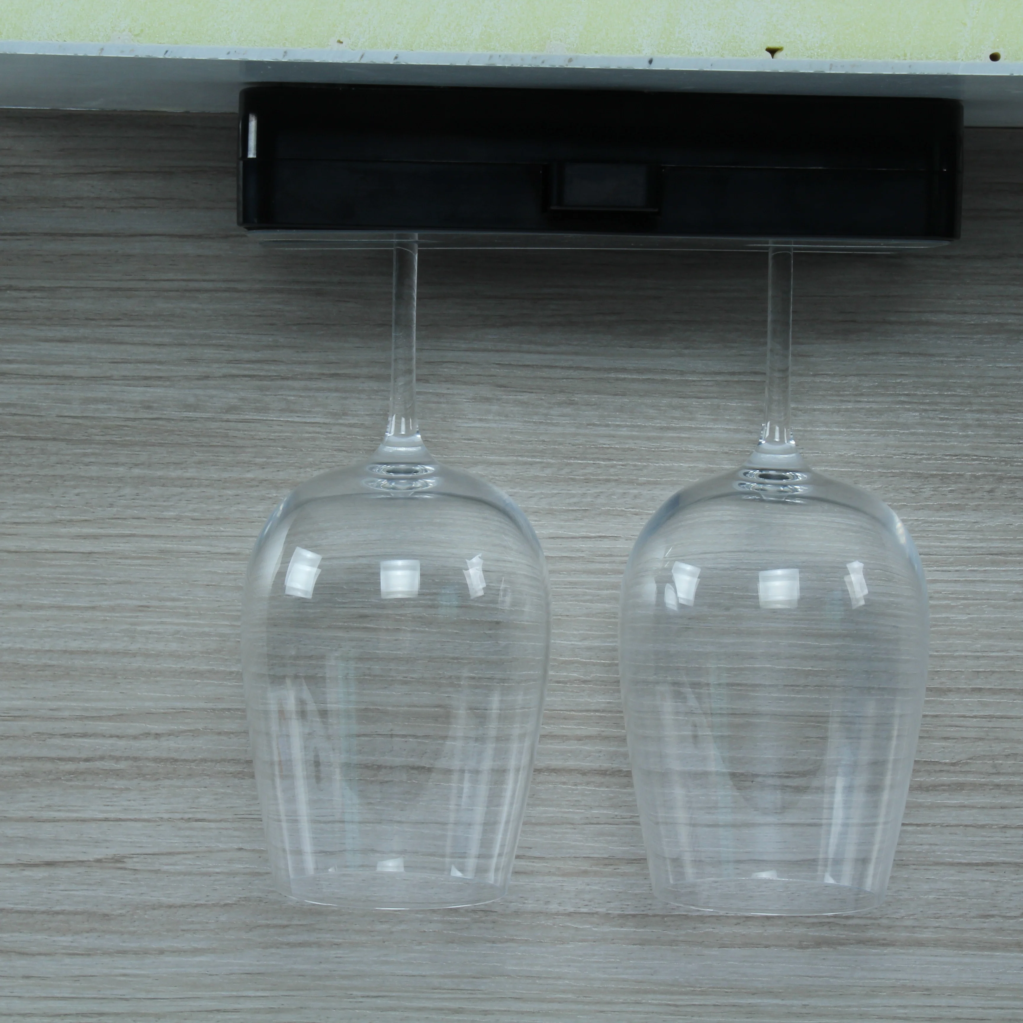 OEM جودة عالية التخزين المحمولة الأسود شنقا كأس المطبخ طاولة طعام التخييم حامل كأس النبيذ