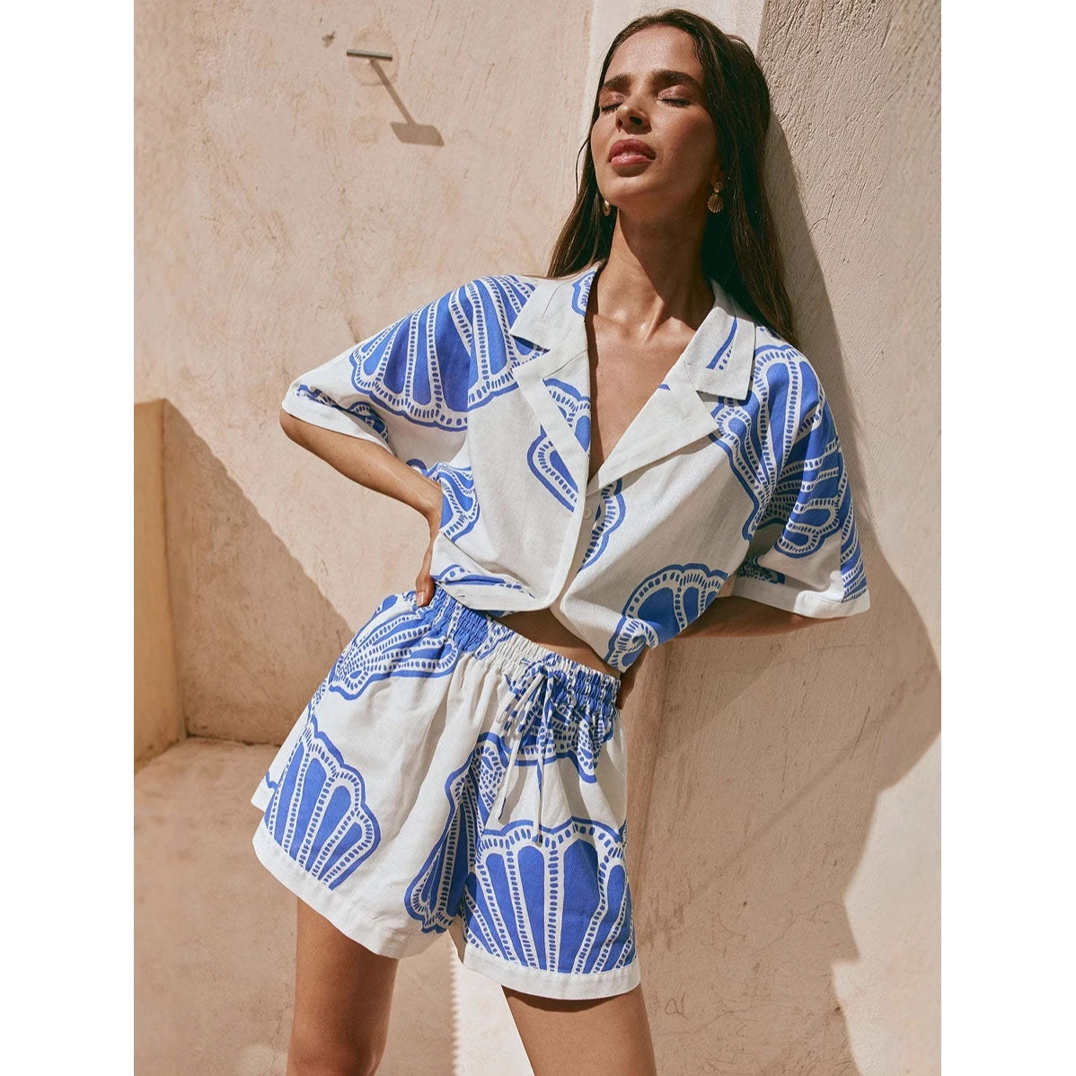 

Новинка 2025 года, повседневный свободный льняной комплект из льняного топа и бота с высокой талией, брюки пяти дюймов, 96% плюс содержимое ткани, льняная весна