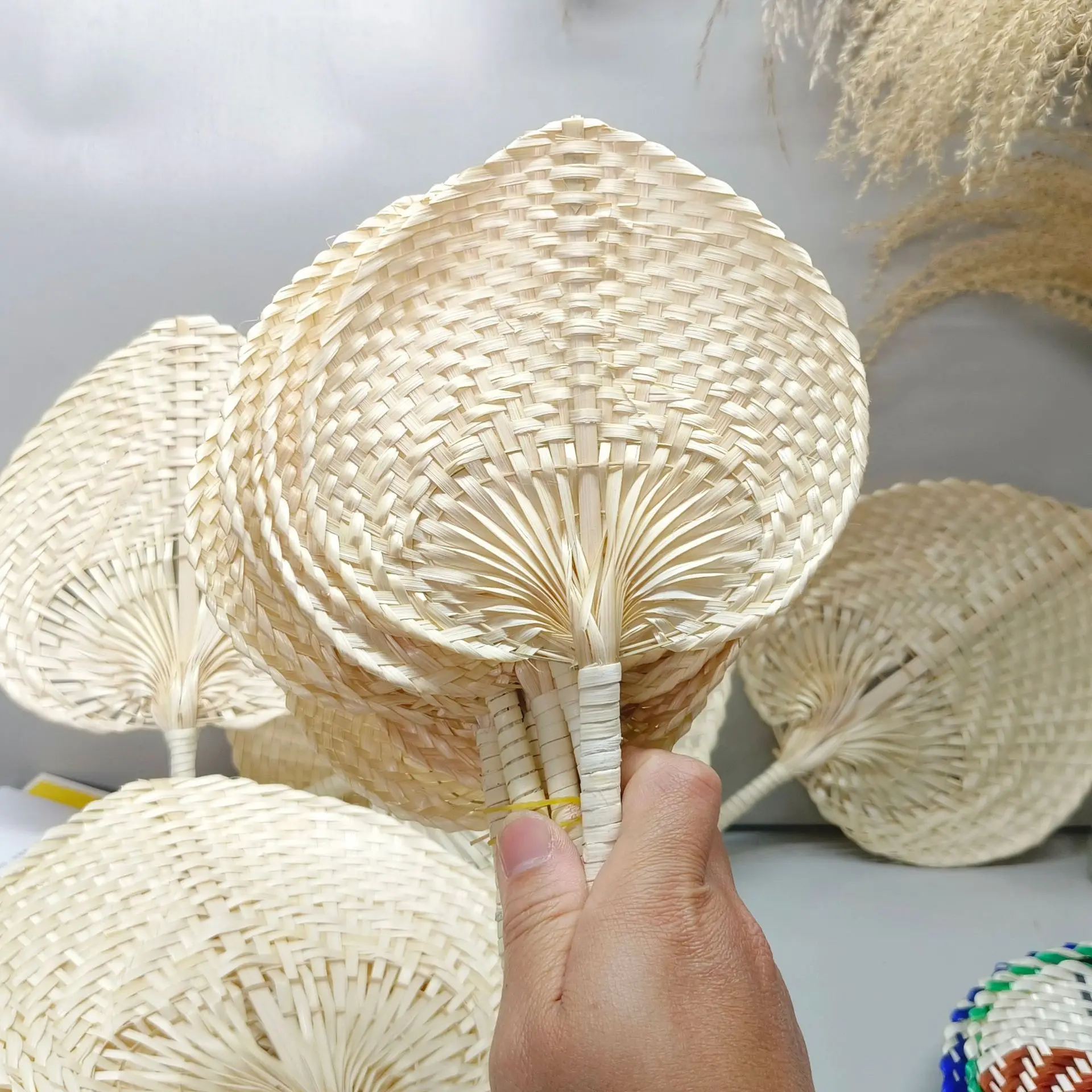 10/20/100Pcs Woven Bamboo Hand Fans Wedding Favors for Guests Boho Fan Wall Decoration Raffia Folding Hand Fans Abanicos De Mano