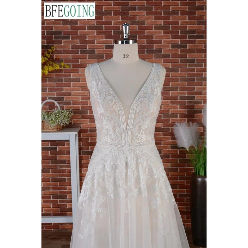 Vestidos de novia de una línea Cola capilla Vestidos de novia con apliques de encaje sin mangas hasta el suelo con cuello en V personalizados